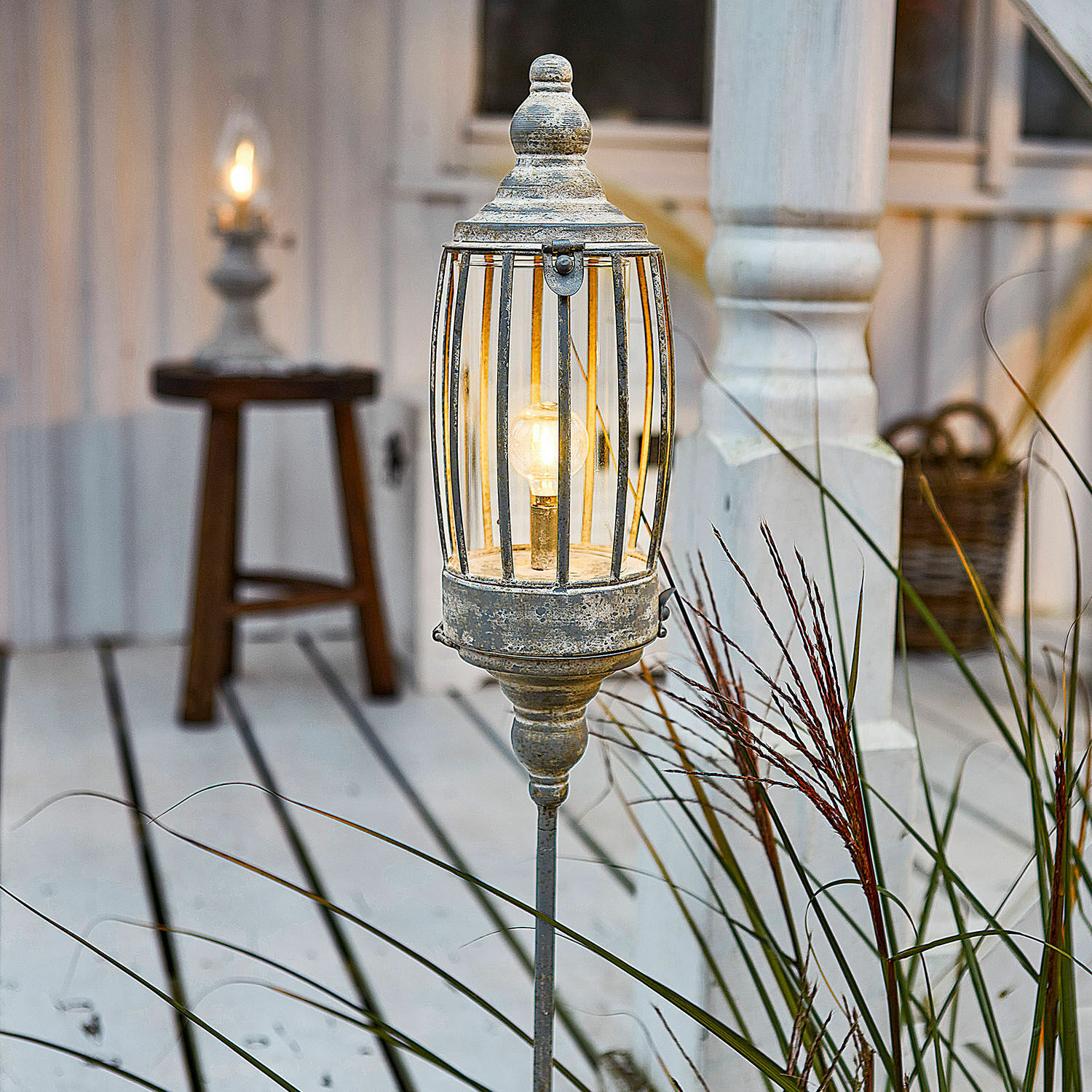 Tuinlamp van metaal in antiek zilver met grondpin, decoratieve buitenverlichting in vintage stijl