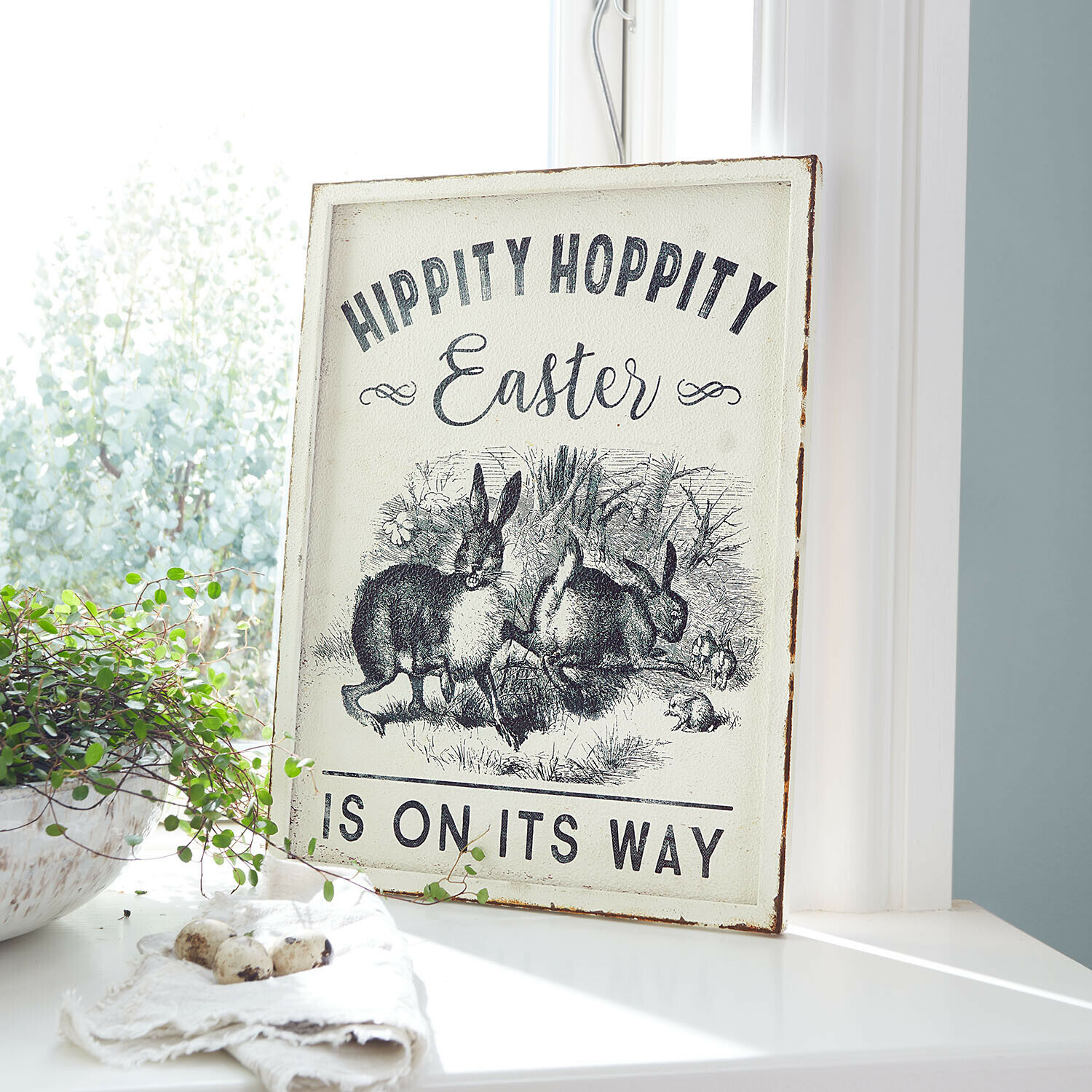 Decoratief paasbord met tekst en konijnenillustratie op witte achtergrond voor interieurdecoratie