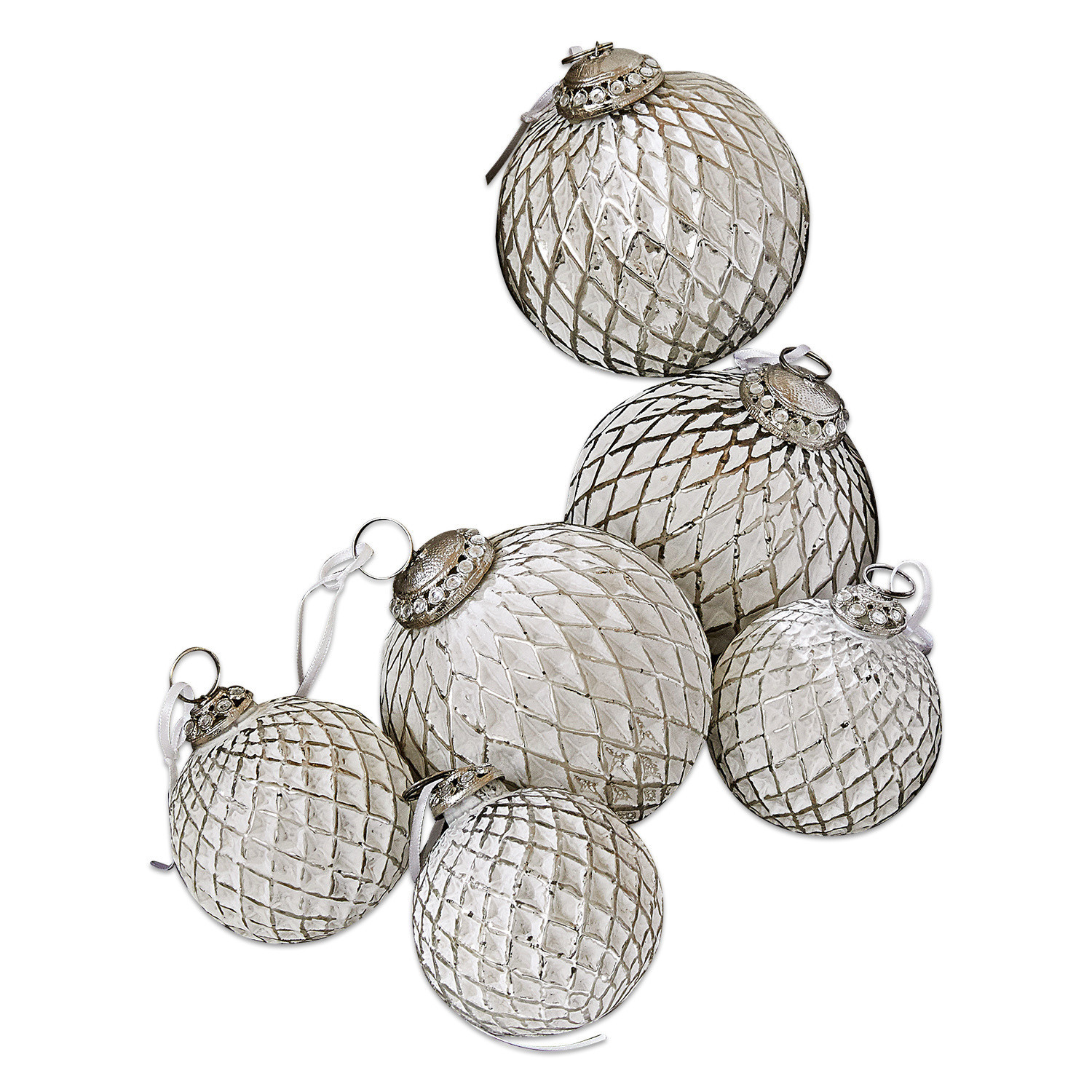 Kerstversiering set van 6 Maélys Set van zes zilverkleurige glazen kerstballen met decoratief patroon en ophangringen