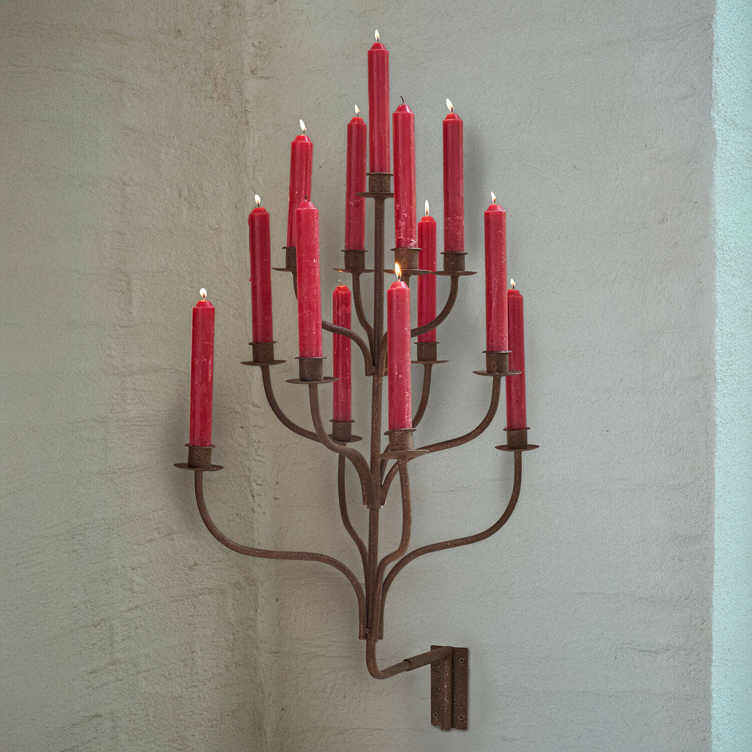 Rustieke metalen wandkandelaar met 15 rode kaarsen, interieurdecoratie en verlichting