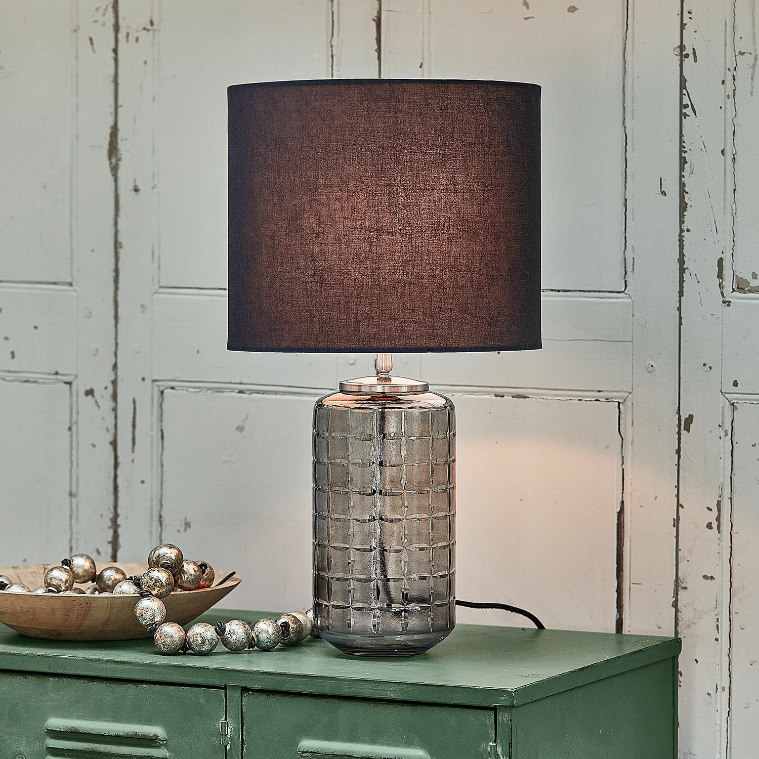 Tafellamp Eldarion Glazen tafellamp met donkere kap op groene kast, decoratieve binnenverlichting