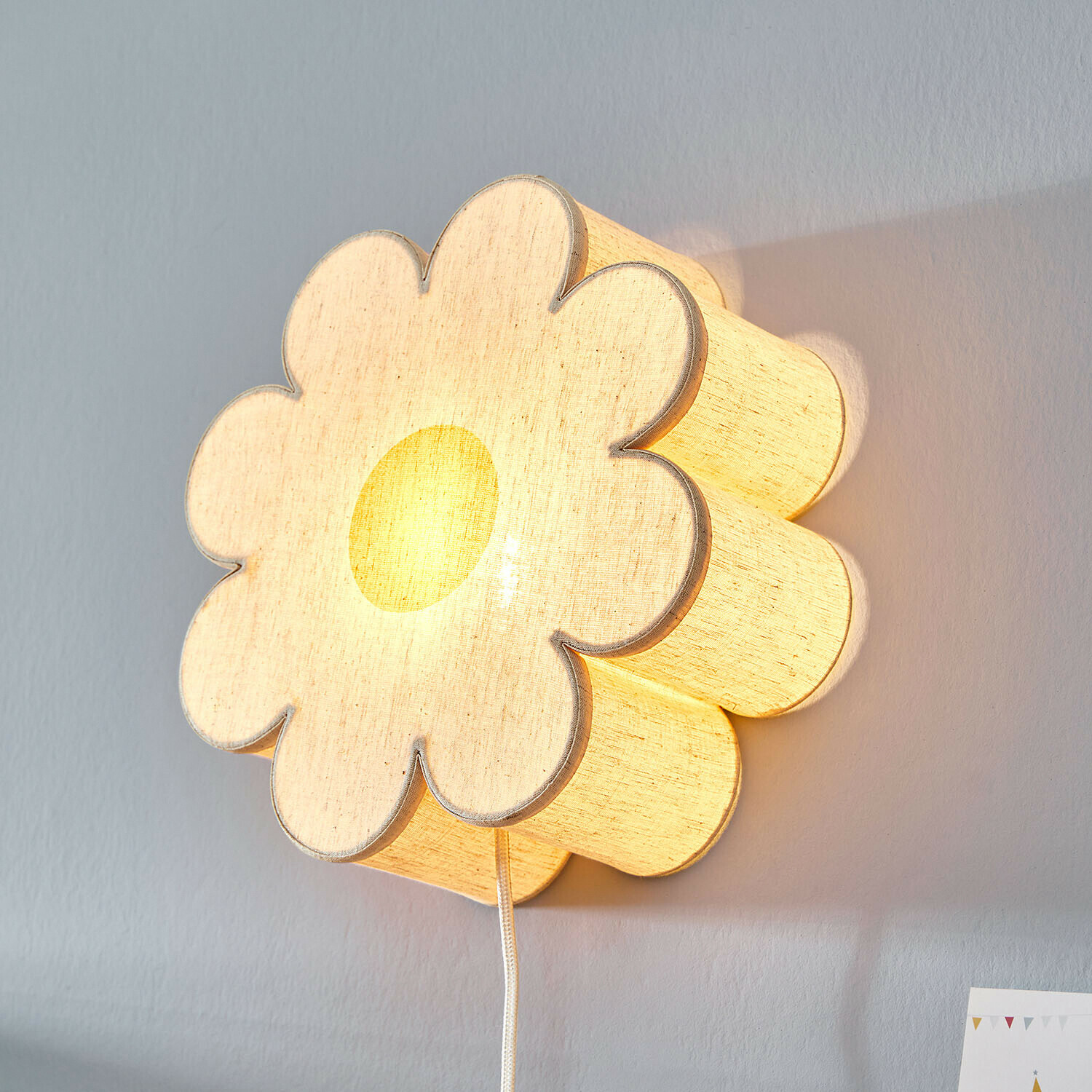 Wandlamp Poppeline Wandlamp in bloemvorm van lichtbeige stof, decoratieve kinderlamp met warm licht