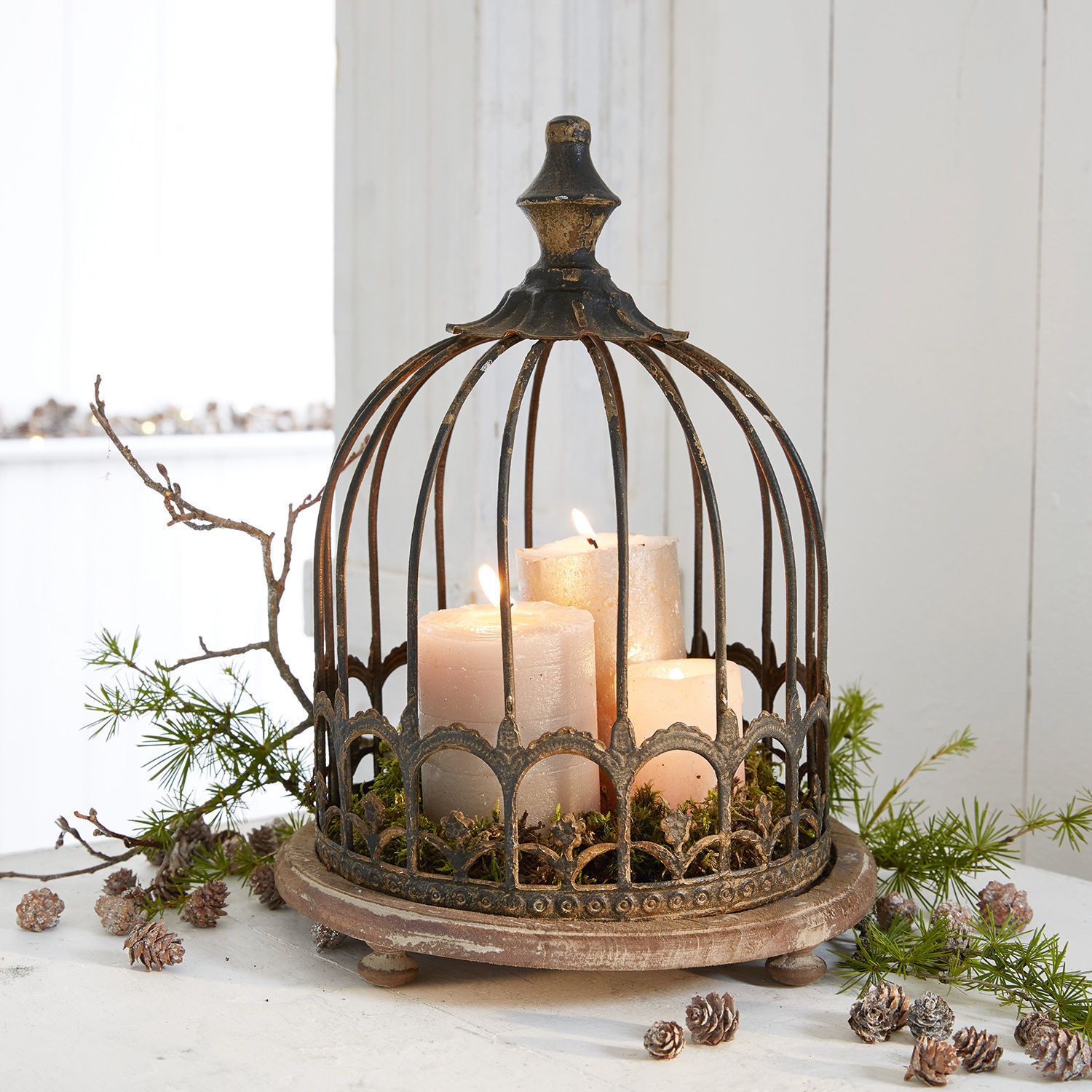 Stolp Saliers Decoratieve metalen kooi in vintage stijl met drie witte kaarsen en groene takken