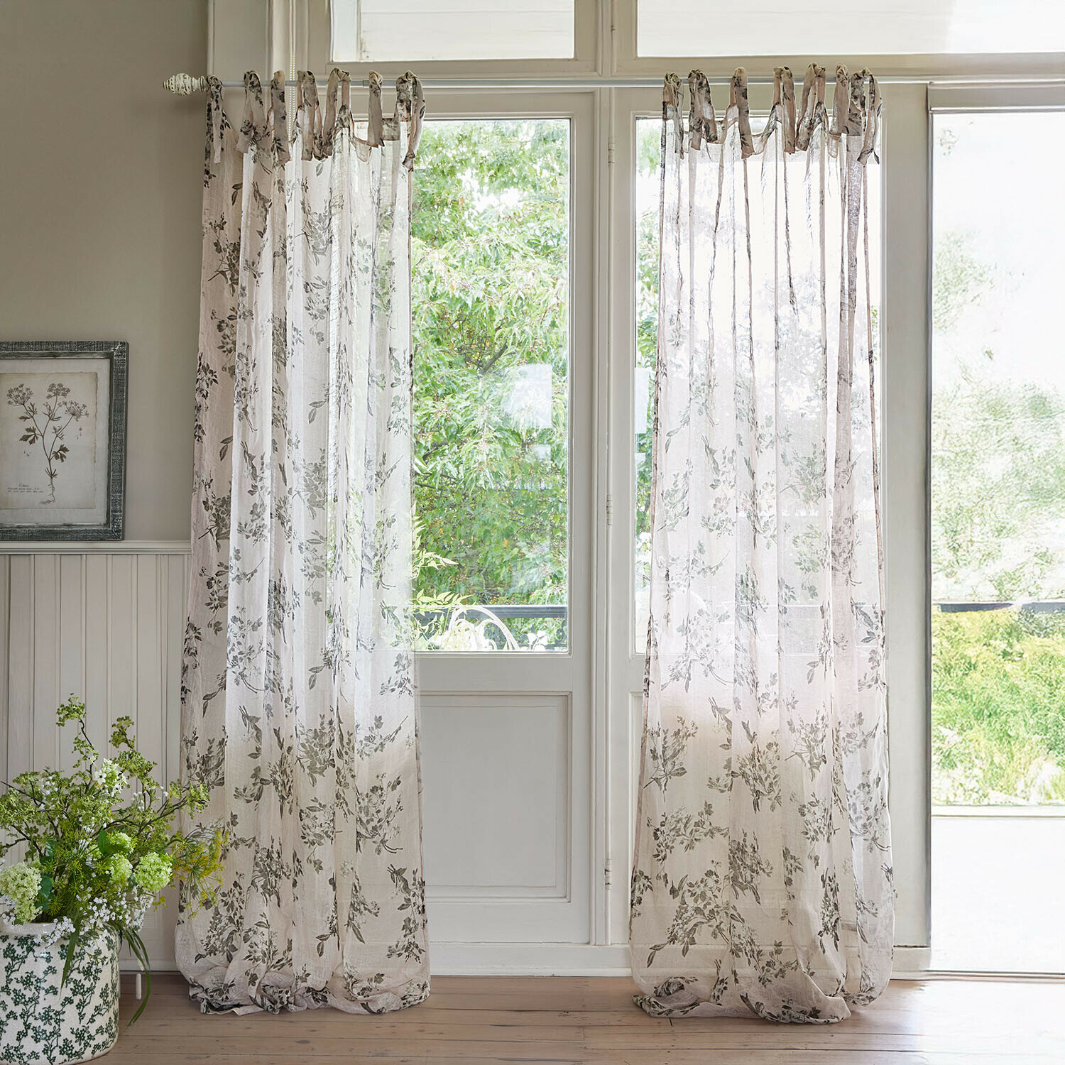 Gordijn Chantrelle Transparante beige gordijnen met fijn bloemenpatroon voor een lichte, natuurlijke kamer