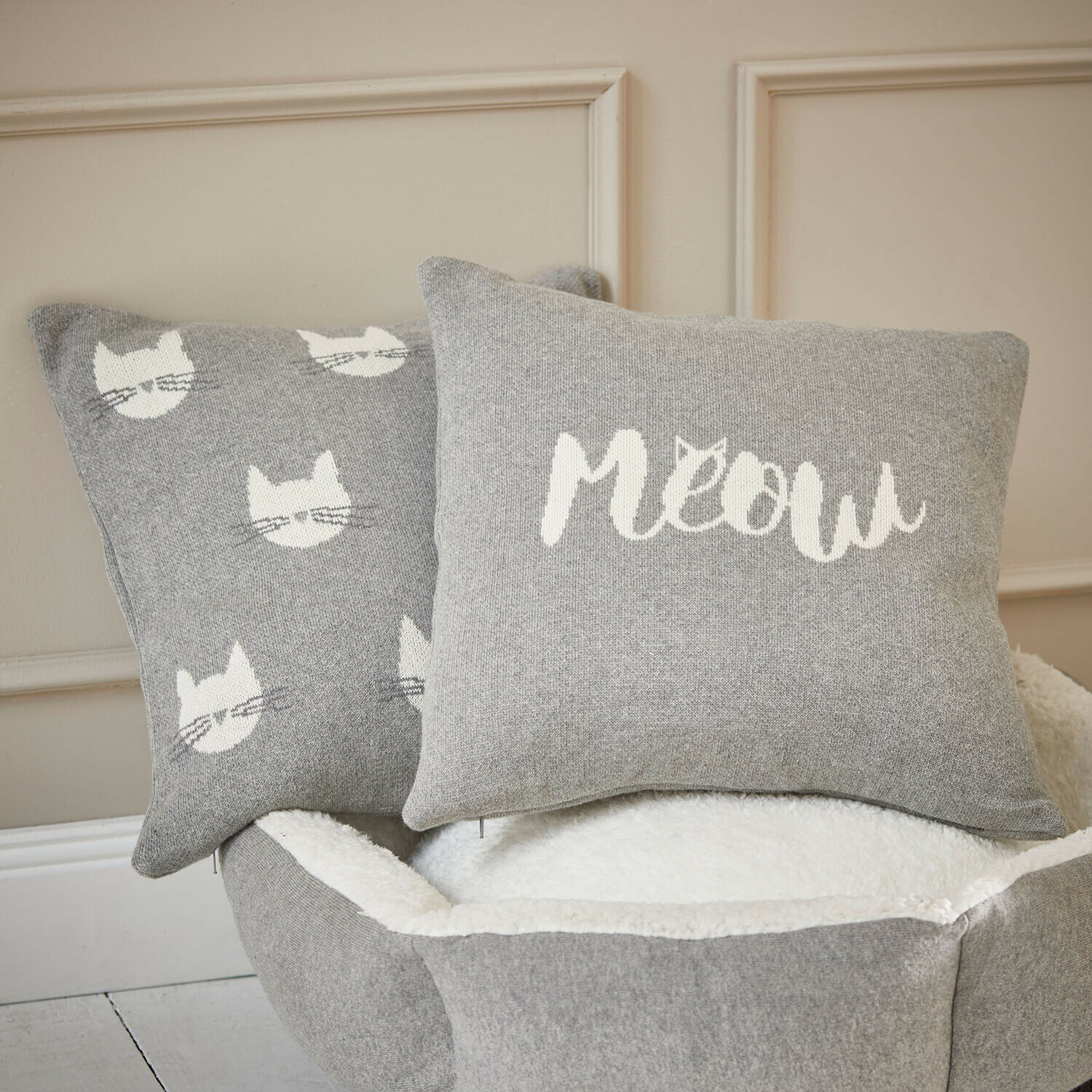 Kussenhoes set van 2 Solviana Grijze kussens met witte tekst meow en kattenpatroon op een zacht dierenmandje
