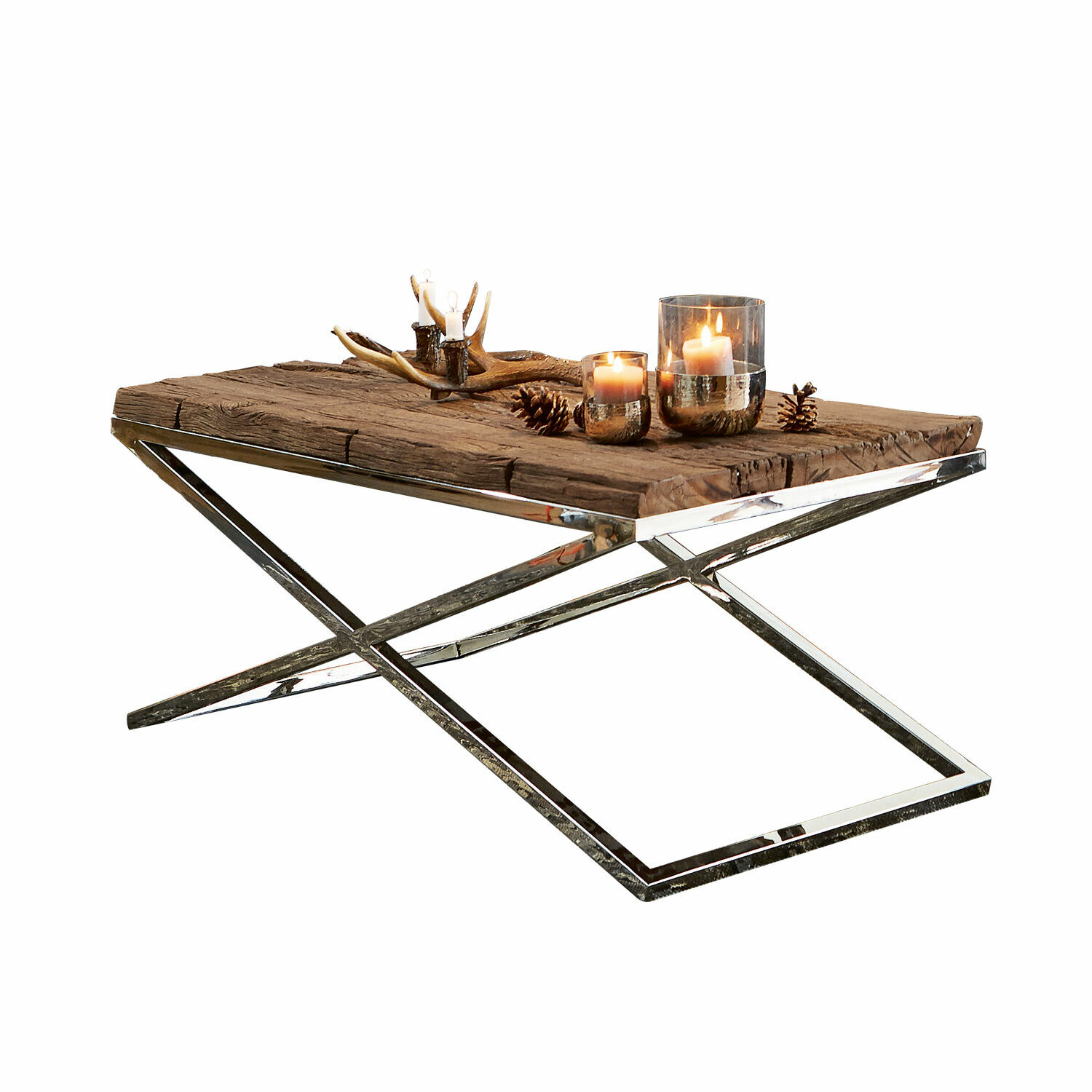 Salontafel met houten blad en zilverkleurig metalen frame, versierd met brandende kaarsen