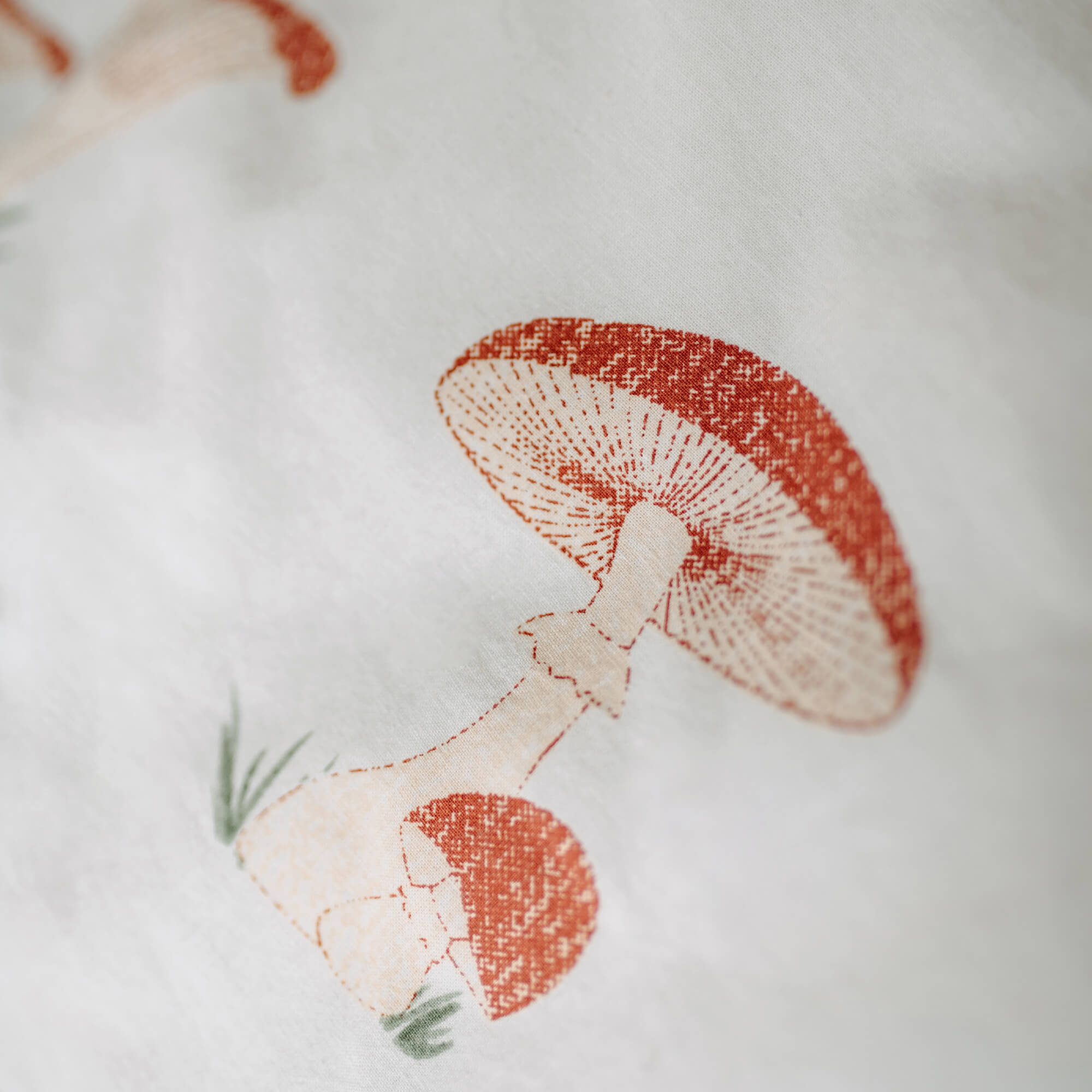 Witte stof met rode paddenstoelprint, fijne decoratieve stof voor thuis