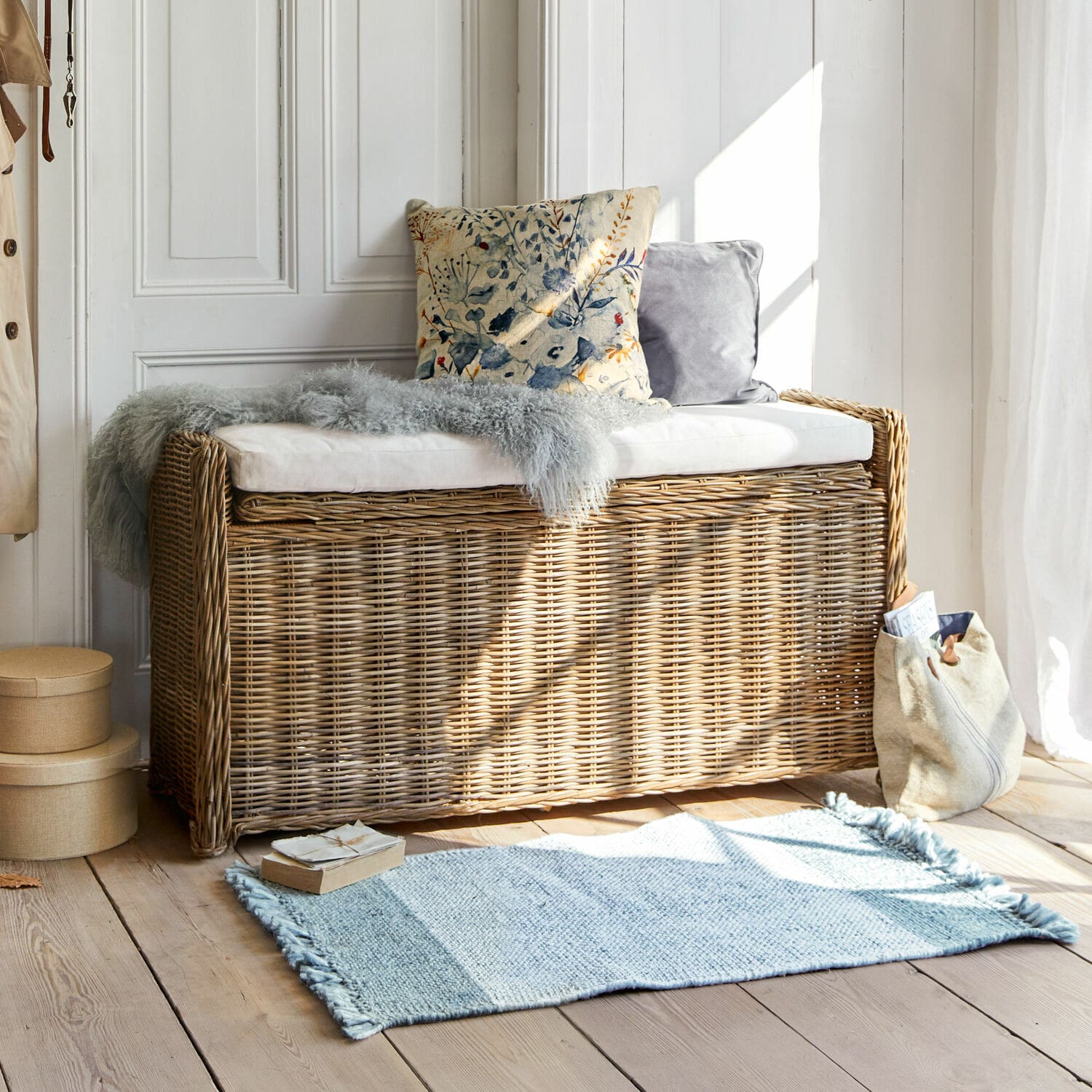 Bank Horton Rotan bank in natuurlijke kleur met wit kussen en decoratieve kussens in lichte kamer