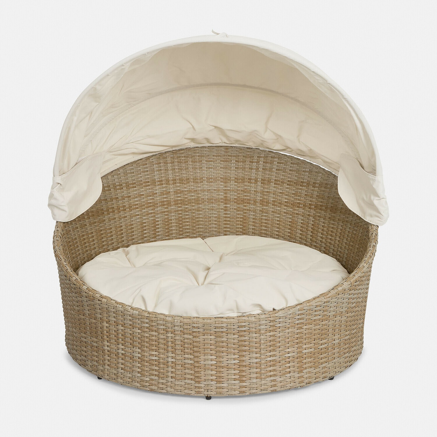 Ronde rotan stoel in beige met crèmekleurig kussen en zonnescherm, tuinmeubel
