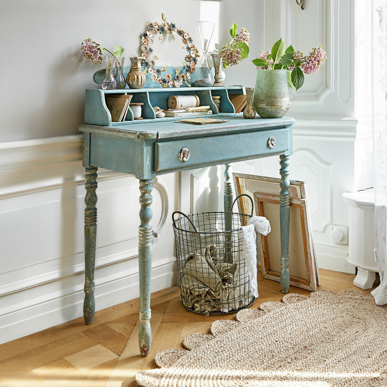 Sidetable Lartigue Blauw houten vintage bureau met lade en decoratieve knoppen voor een stijlvolle woonkamer