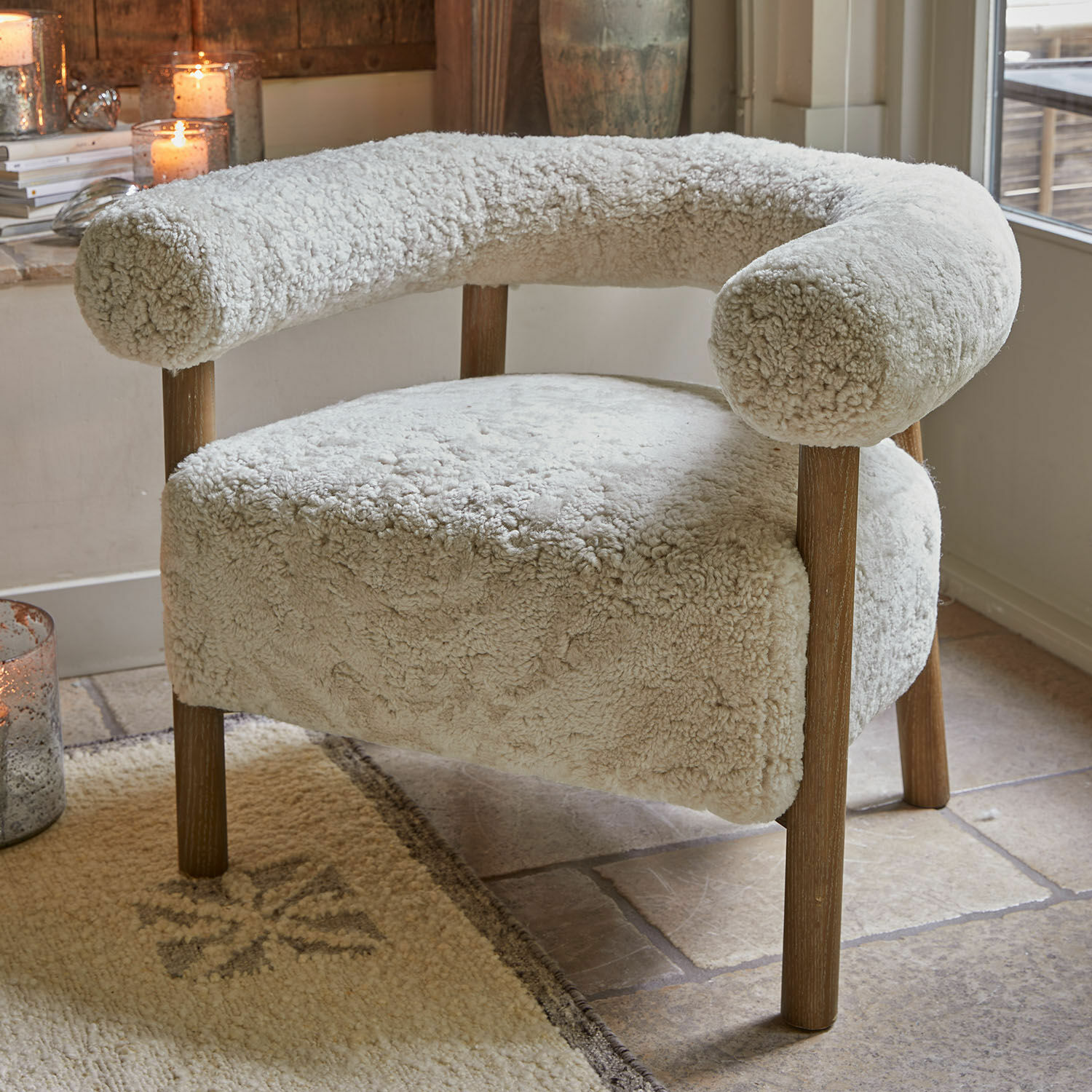Lichtbeige fauteuil met zachte bekleding en houten poten voor woonkamer