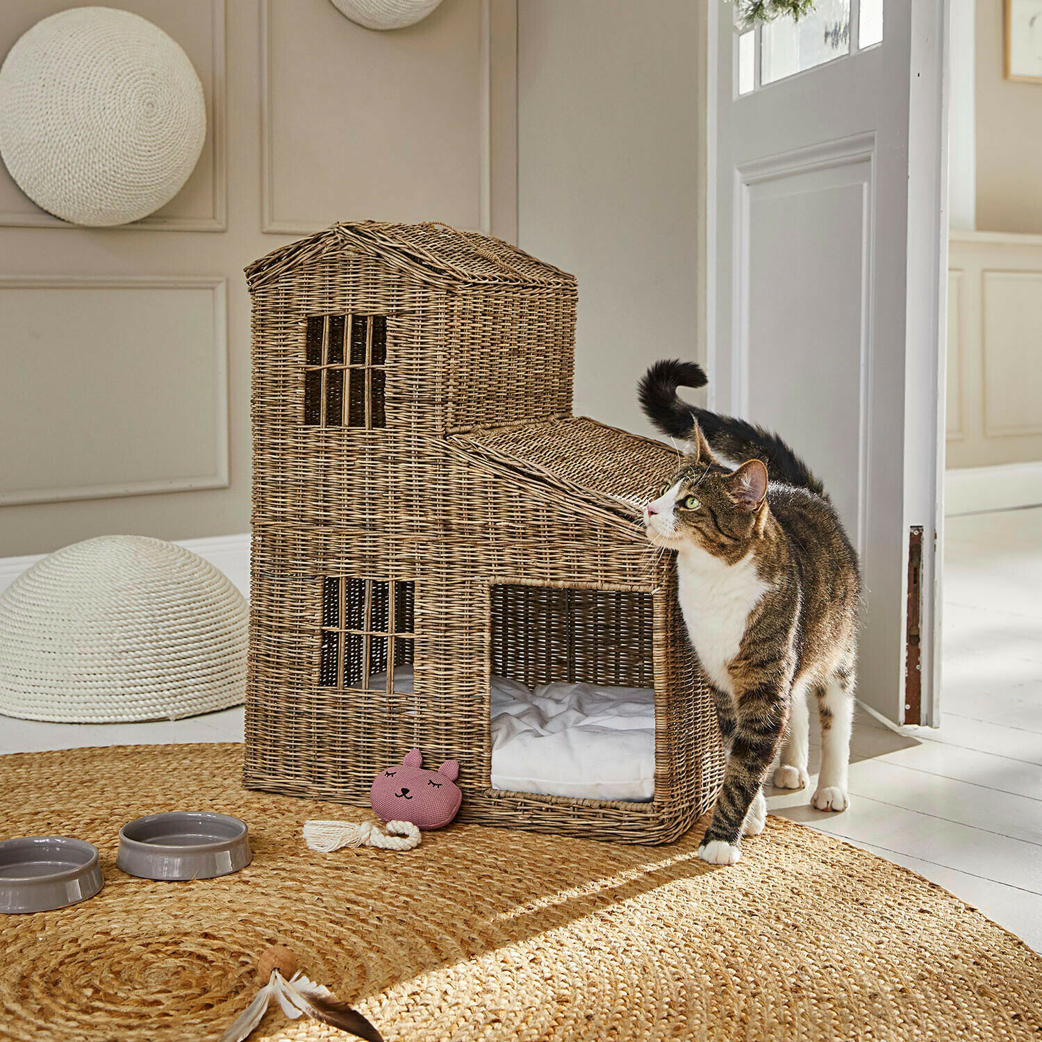 Kattenhuisje Ravnda Kattenhuis van natuurlijk riet op ronde mat met speelgoed en voerbakken voor huisdieren