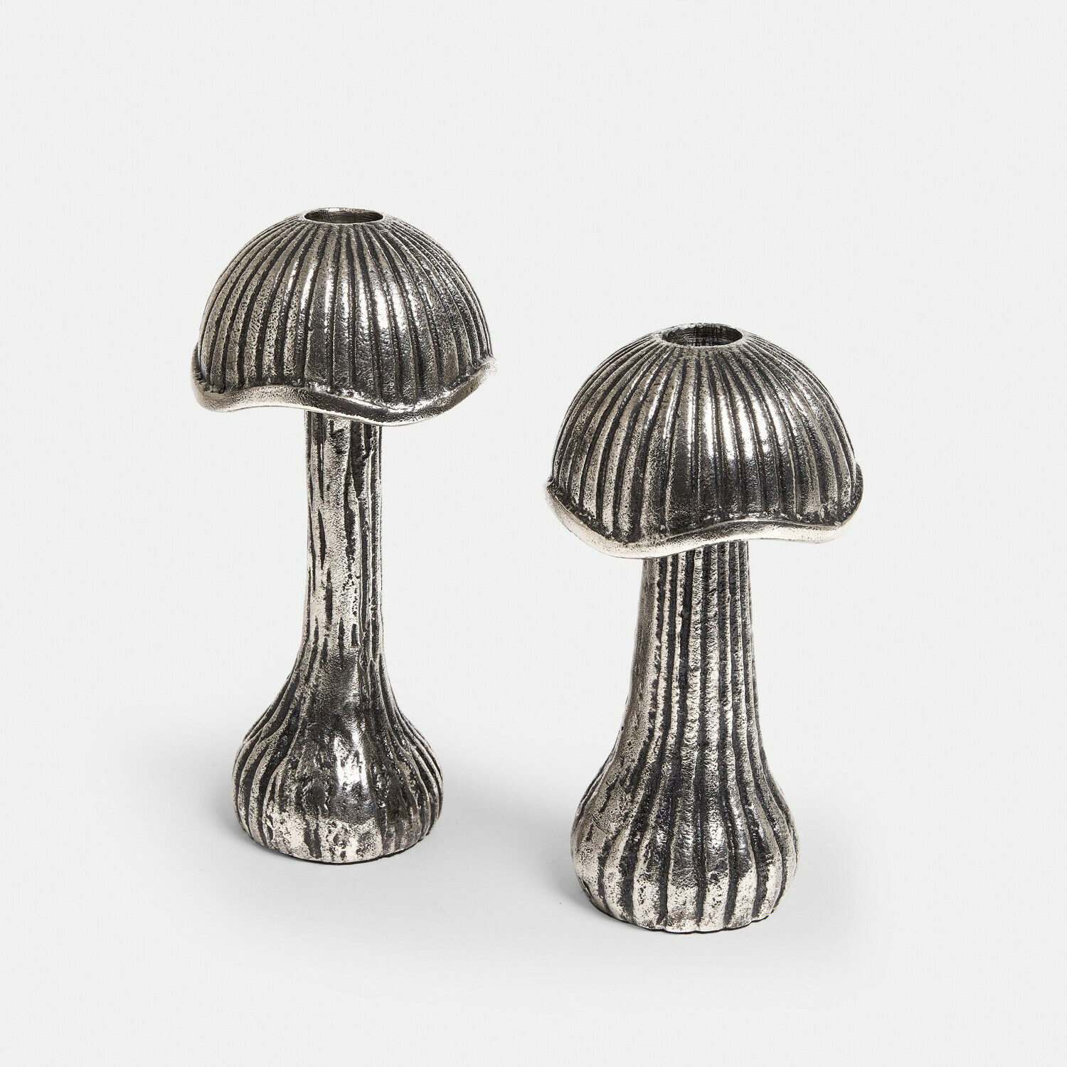Kaarsenhouder set van 2 Mavinas Decoratieve zilverkleurige metalen paddenstoelen met gestructureerd oppervlak voor interieur