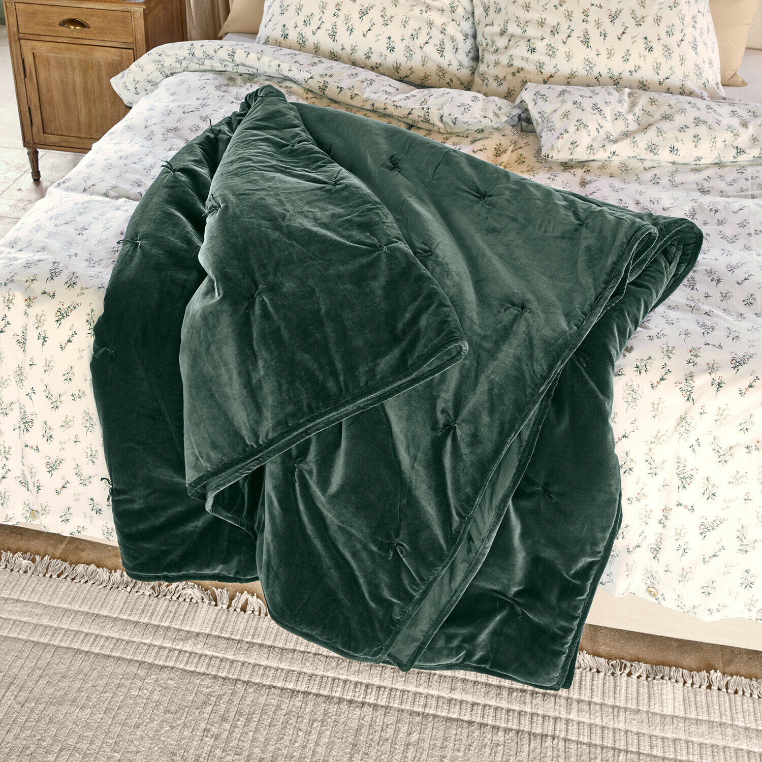 Quilt Orélisse Zachte groene fluwelen deken op bed met bloemig beddengoed, decoratieve en comfortabele slaapkamertextiel