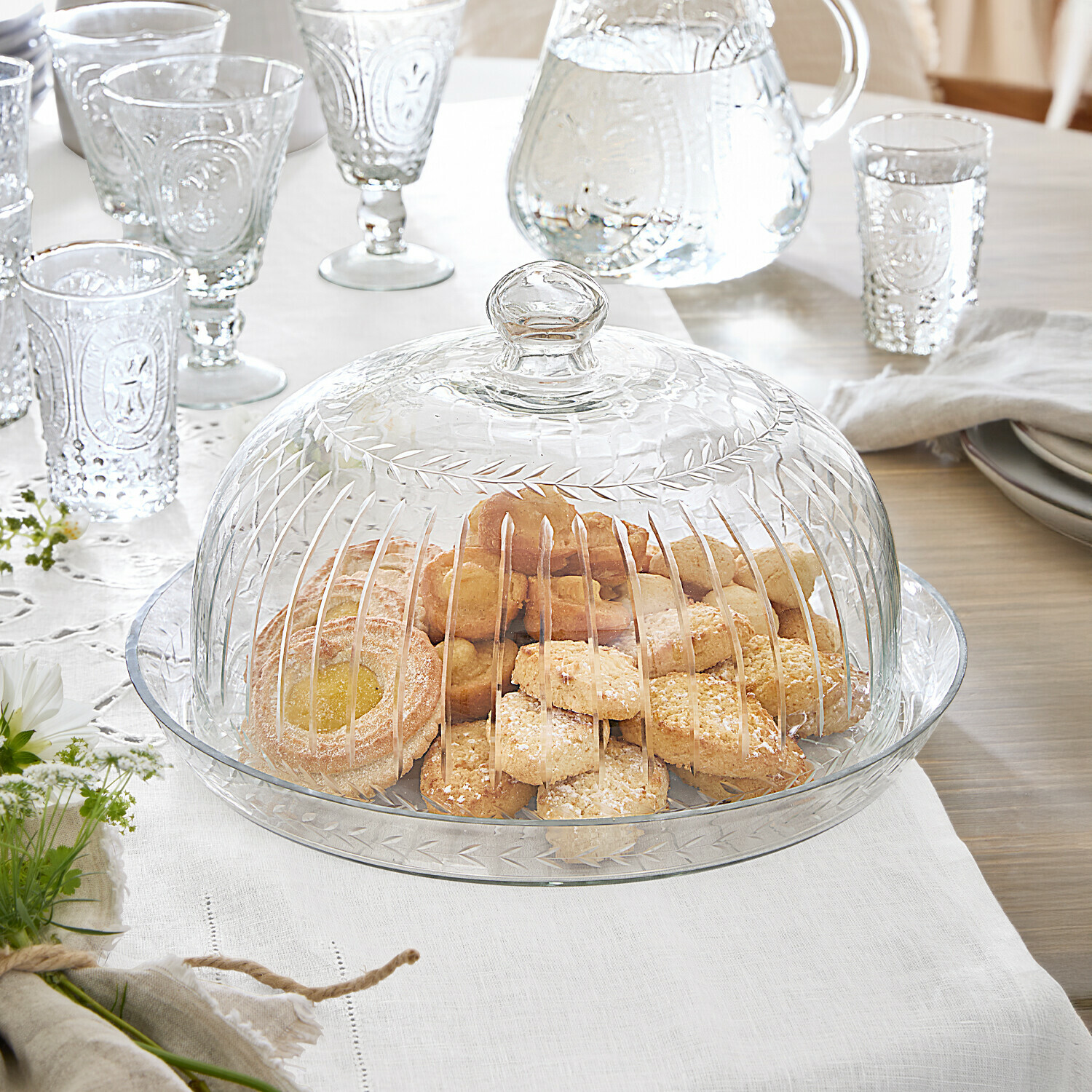 Glazen schaal met decoratieve glazen stolp voor koekjes, transparant glas met patroon