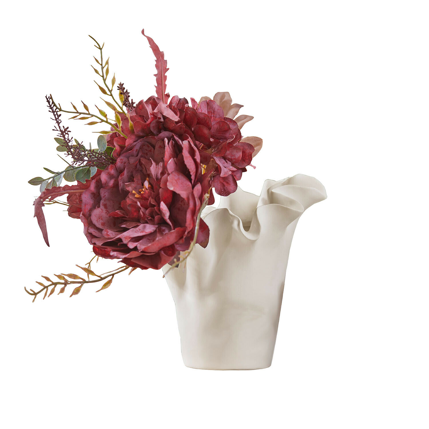 Witte keramische vaas met golvende rand en rode kunstbloemen met groene decoratieve bladeren