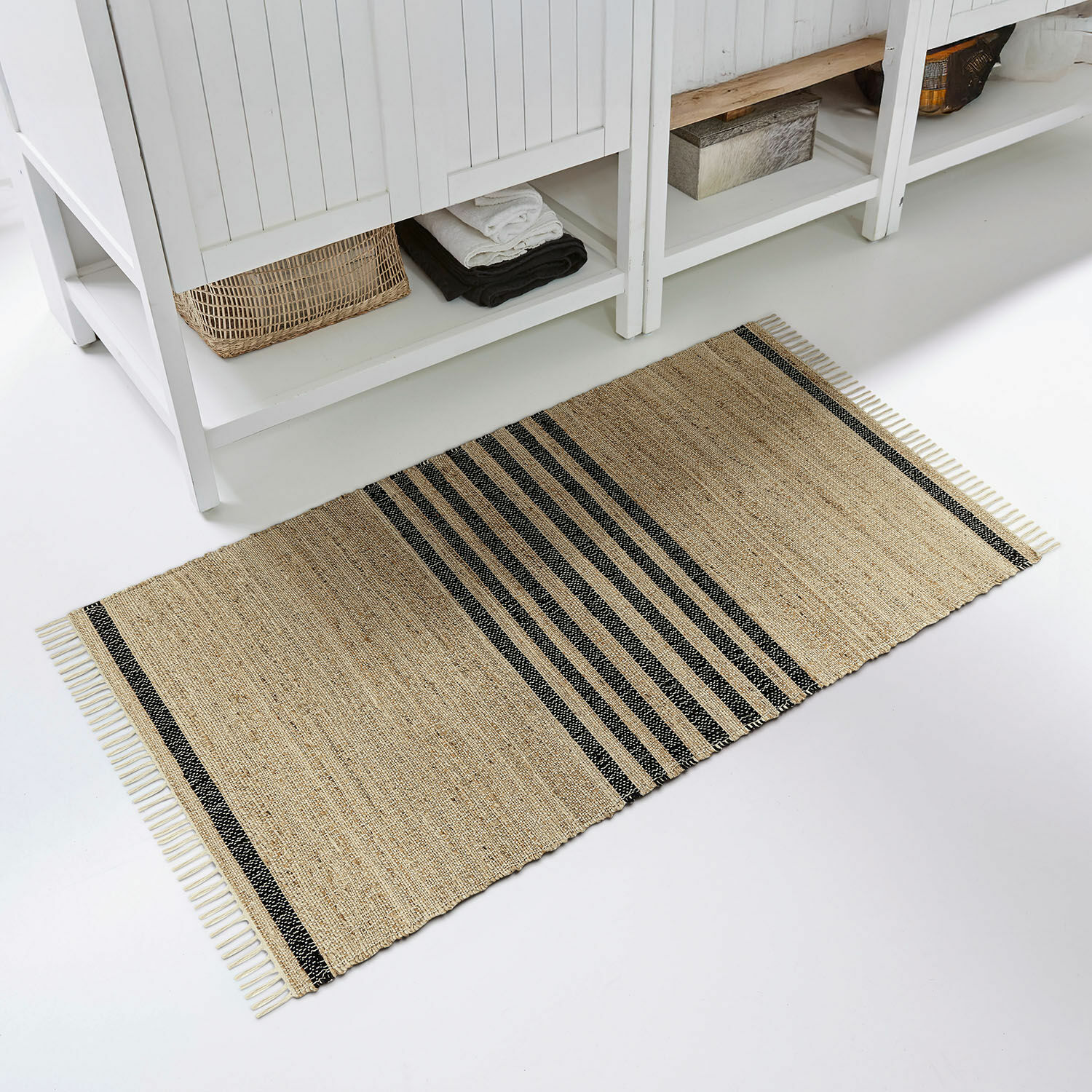 Beige jute vloerkleed met zwarte strepen en franjes, natuurlijk materiaal, vloerdecoratie