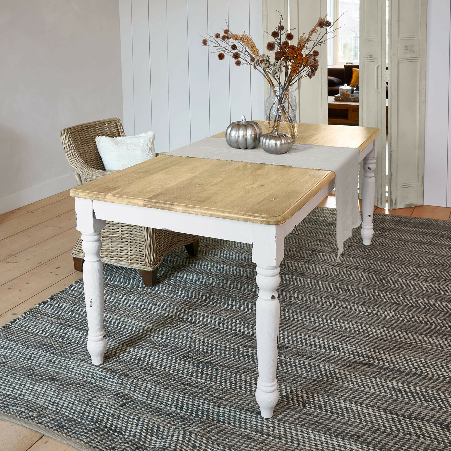Tafel Mont Lisan Houten tafel met witte poten en naturel blad, versierd met zilveren pompoenen en gedroogde bloemen