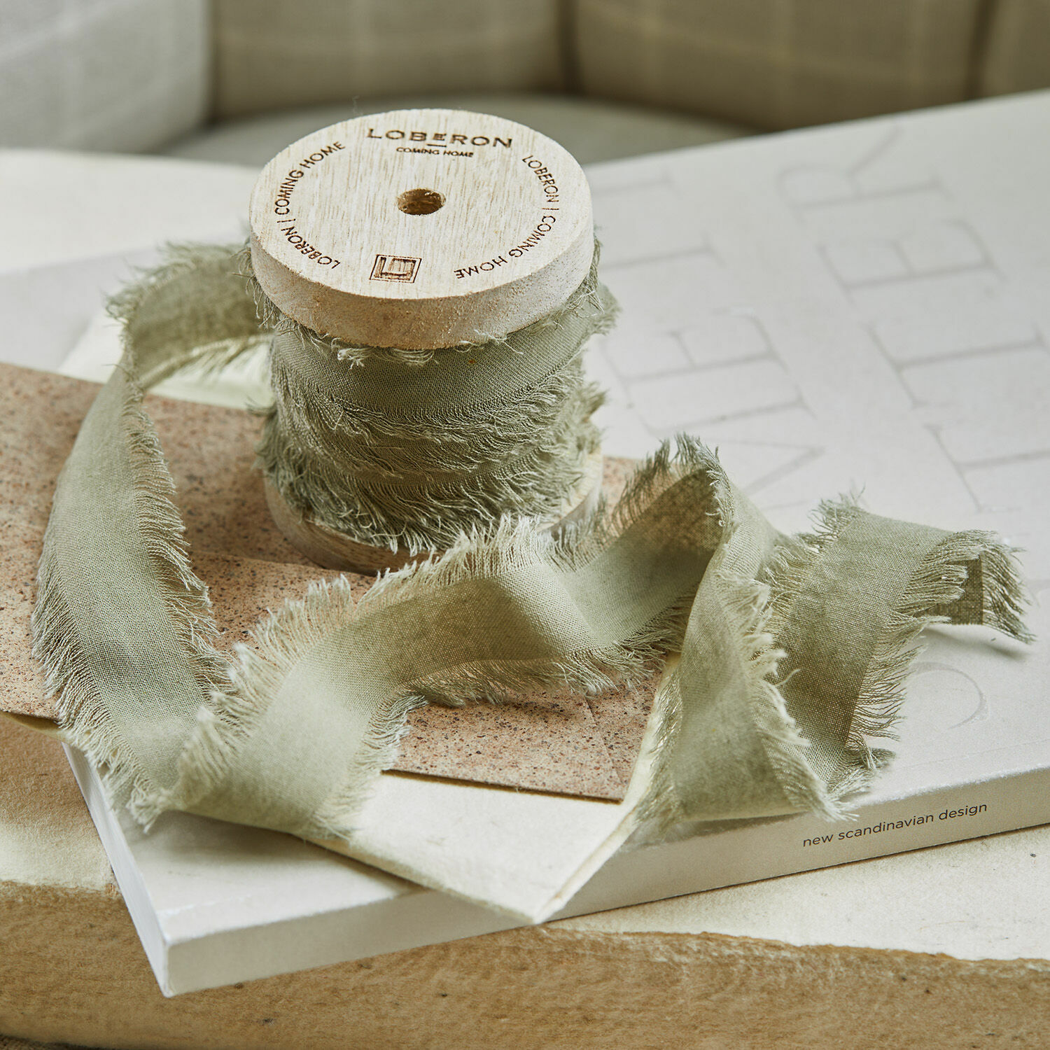 Lint Celoria Grijze linnen lint met rafelige randen op houten klos voor decoratie en handwerk