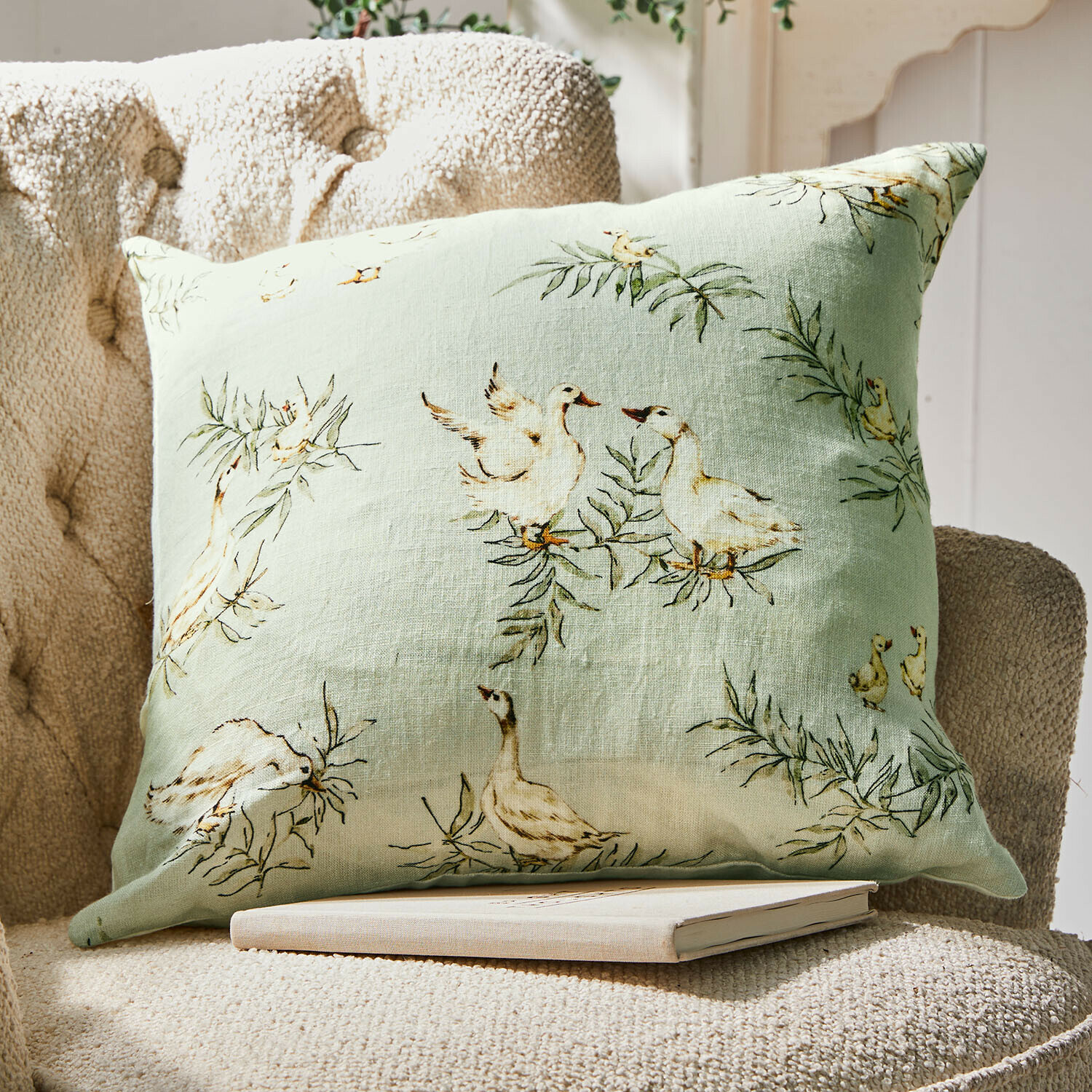 Linnen kussen lichtgroen met eenden- en bladmotief, stijlvolle woondecoratie