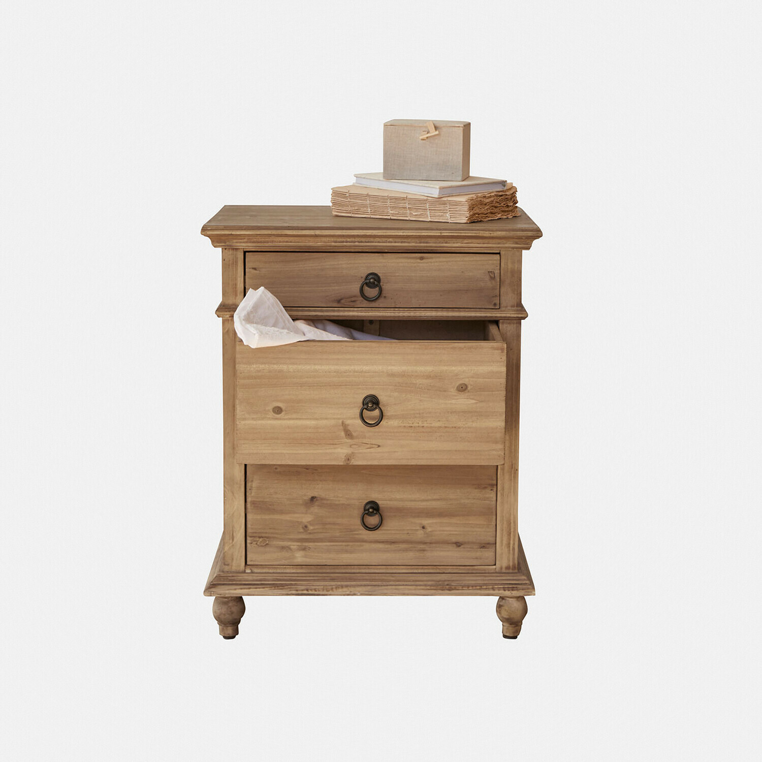 Houten nachtkastje met drie lades en metalen handgrepen in natuurlijke houtkleur