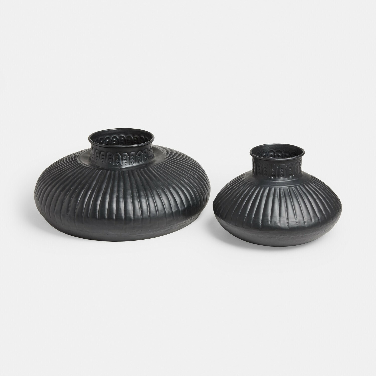 Vaas set van 2 Myrkja Set van twee zwarte metalen vazen met geribbelde oppervlakte en decoratief patroon