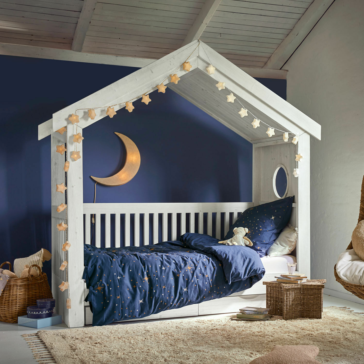 Eenpersoonsbed Birchwell Witte houten kinderbed in huisvorm met donkerblauw sterrenbeddengoed en maanlamp
