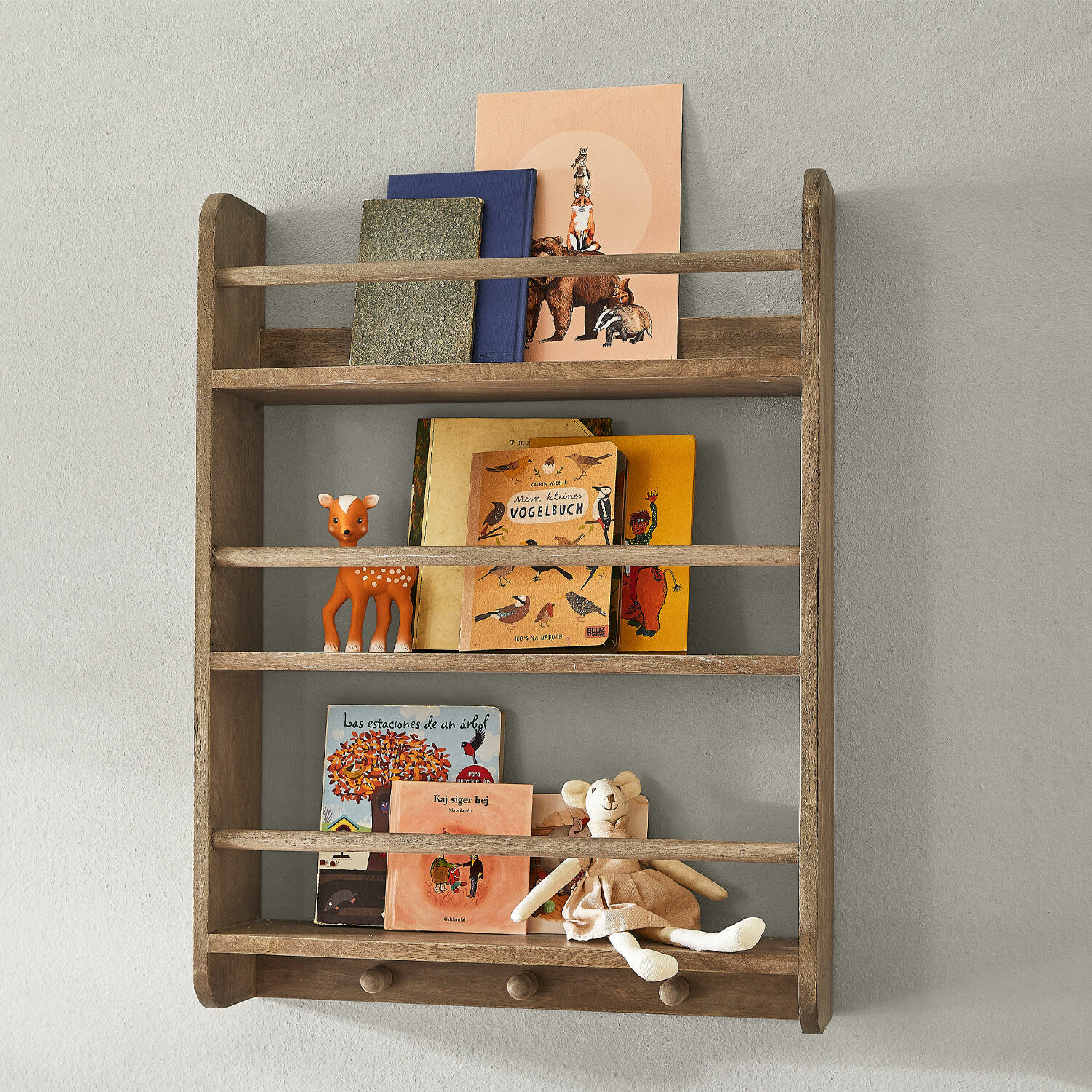 Wandrek Quenby Houten wandrek in natuurlijke kleur met kinderboeken en speelgoed voor kinderkamer