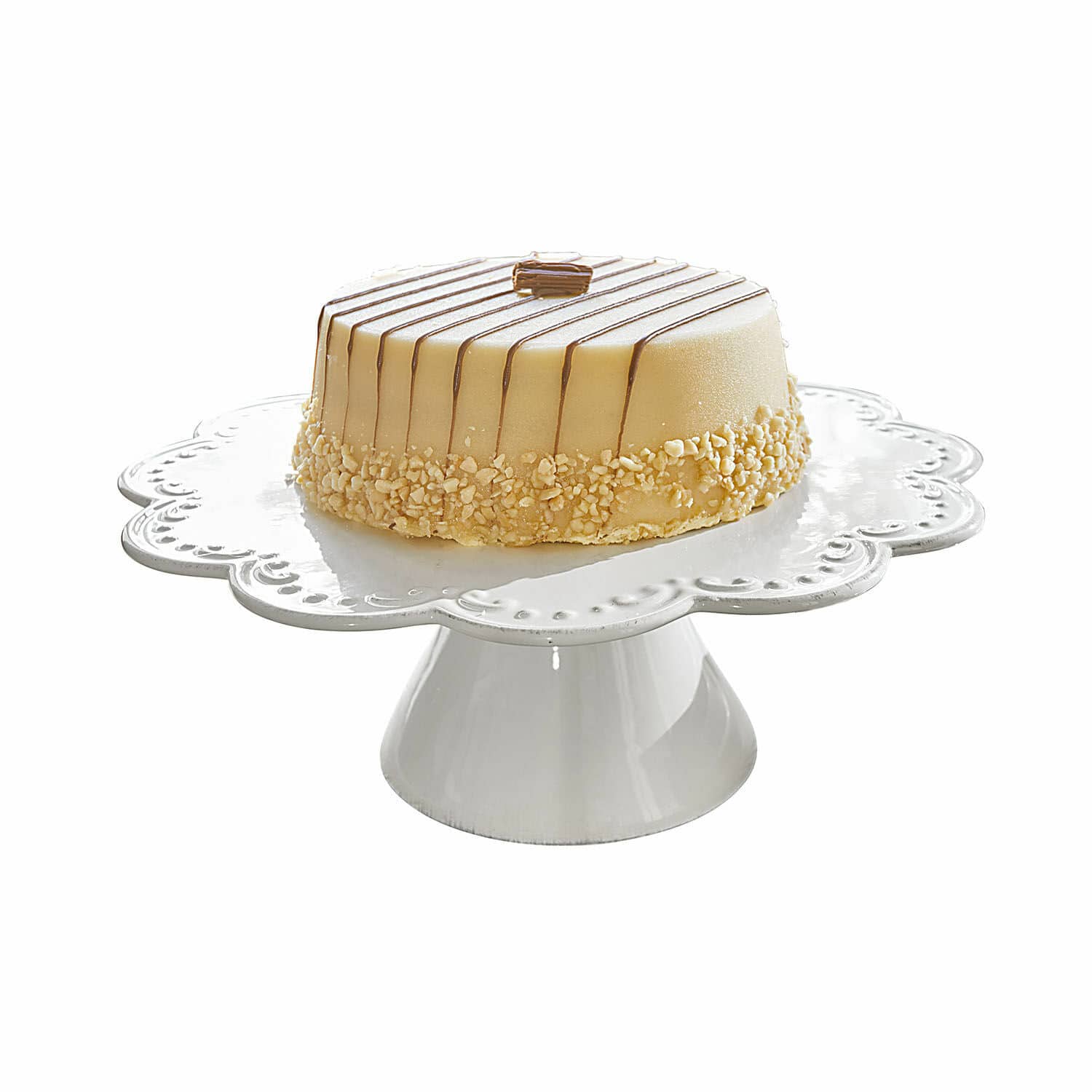 Taartplateau Fontienne Taart op witte keramische standaard met romige glazuur en notenstukjes, feestelijk dessert