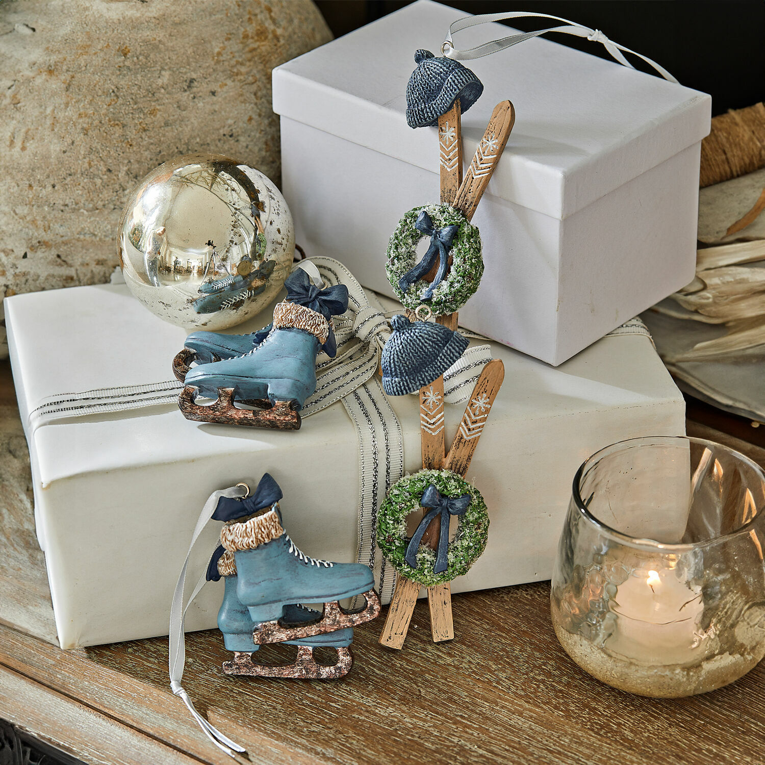 Set kerstdecoraties met blauwe schaatsen en houten ski's met groene kransen op houten tafel