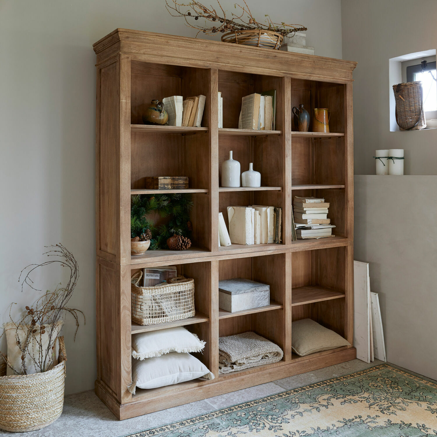 Kast Alamoni Grote houten kast in natuurlijke kleur met vakken, praktisch voor boeken en decoratie in huis