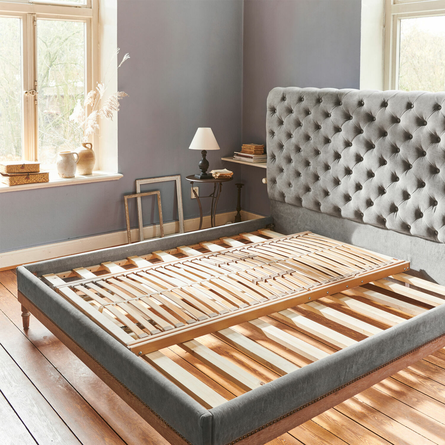 Lattenbodem Yount Grijs gestoffeerd bed met gestikte hoofdbord en houten lattenbodem in lichte kamer