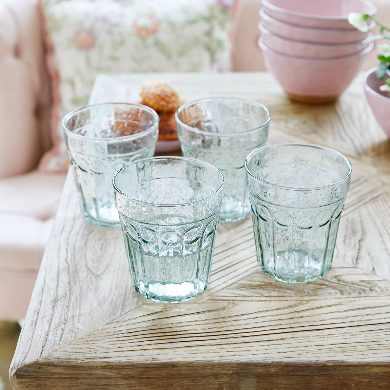 Glas set van 4 Alizande Set van vier transparante, gestructureerde glazen op houten tafel voor dranken