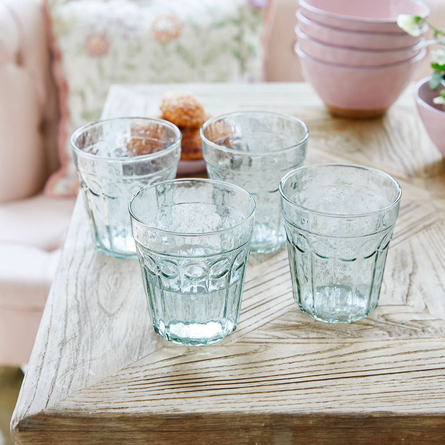 Glas set van 4 Alizande Set van vier transparante, gestructureerde glazen op houten tafel voor dranken