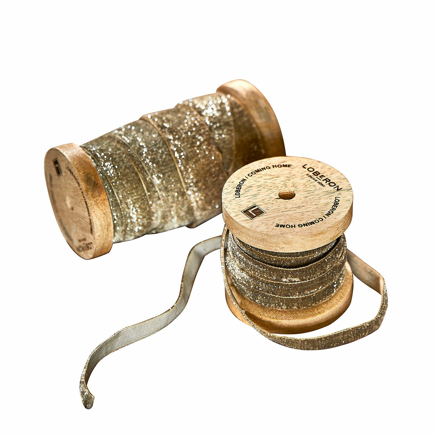 Set van twee lichtgroene fluwelen linten op houten spoelen voor decoratie en knutselen