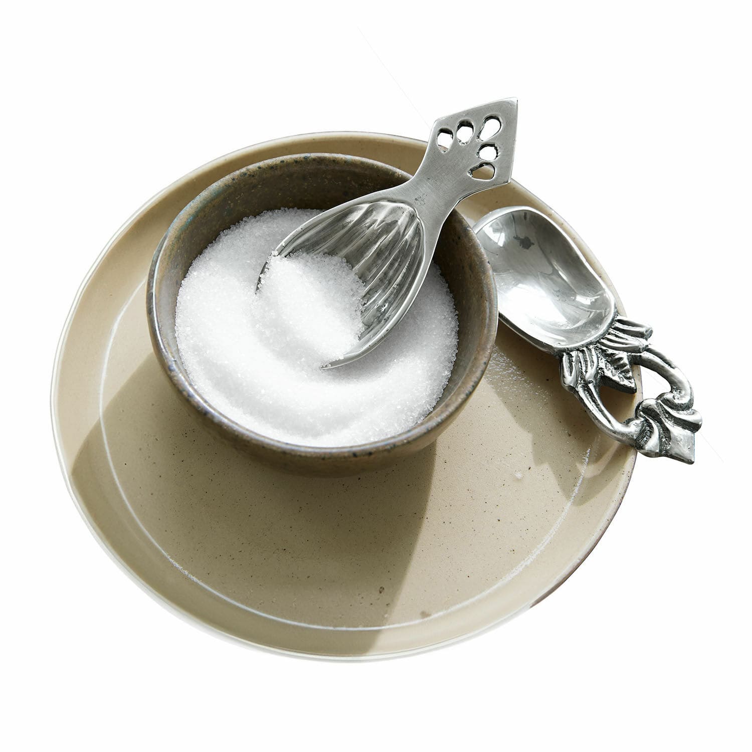 Lepeltje set van 2 Fivale Keramische kom met witte suiker en metalen lepel op beige bord voor keuken