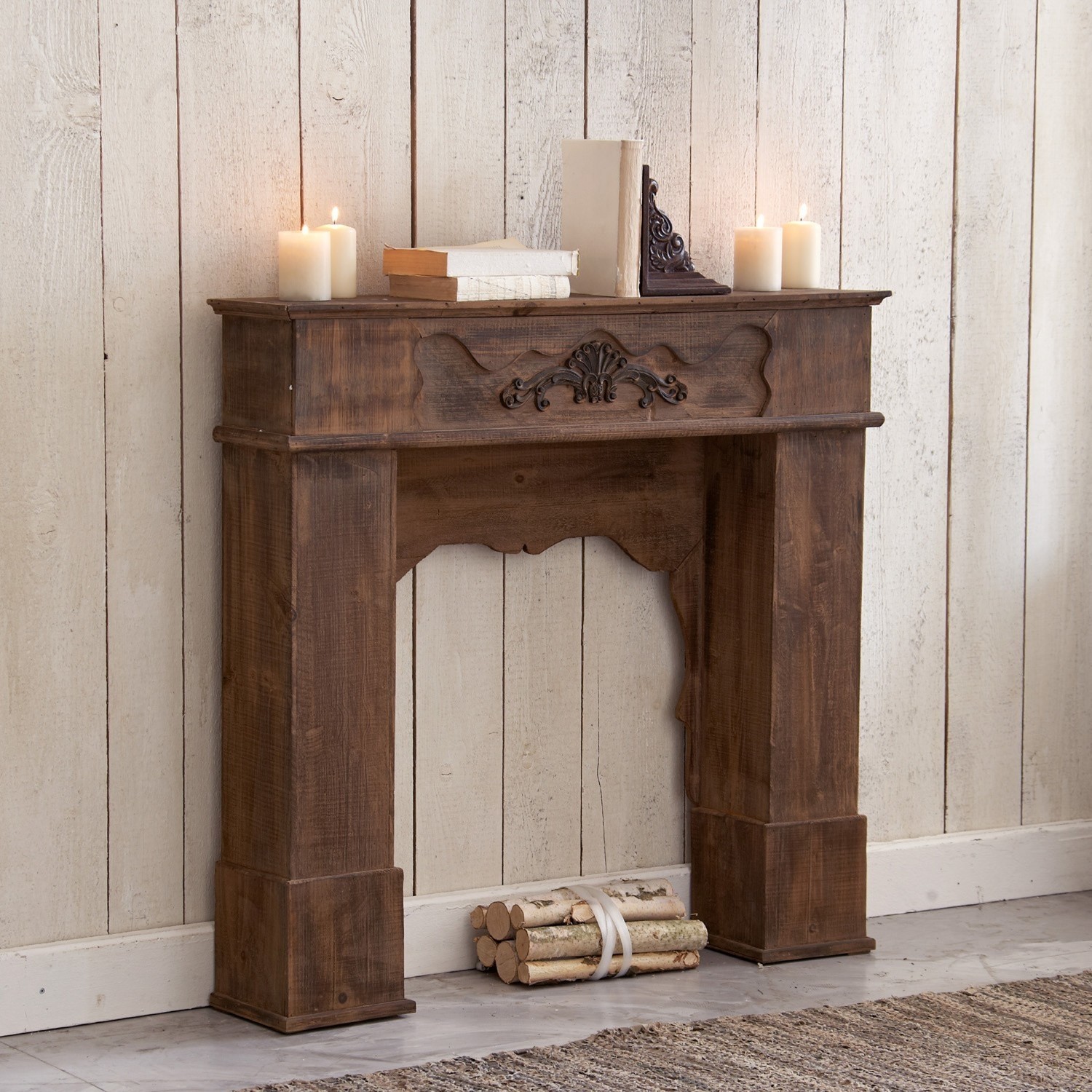 Haardschouw Margaux Decoratieve schouw van donker hout met gesneden patroon, versierd met kaarsen en boeken