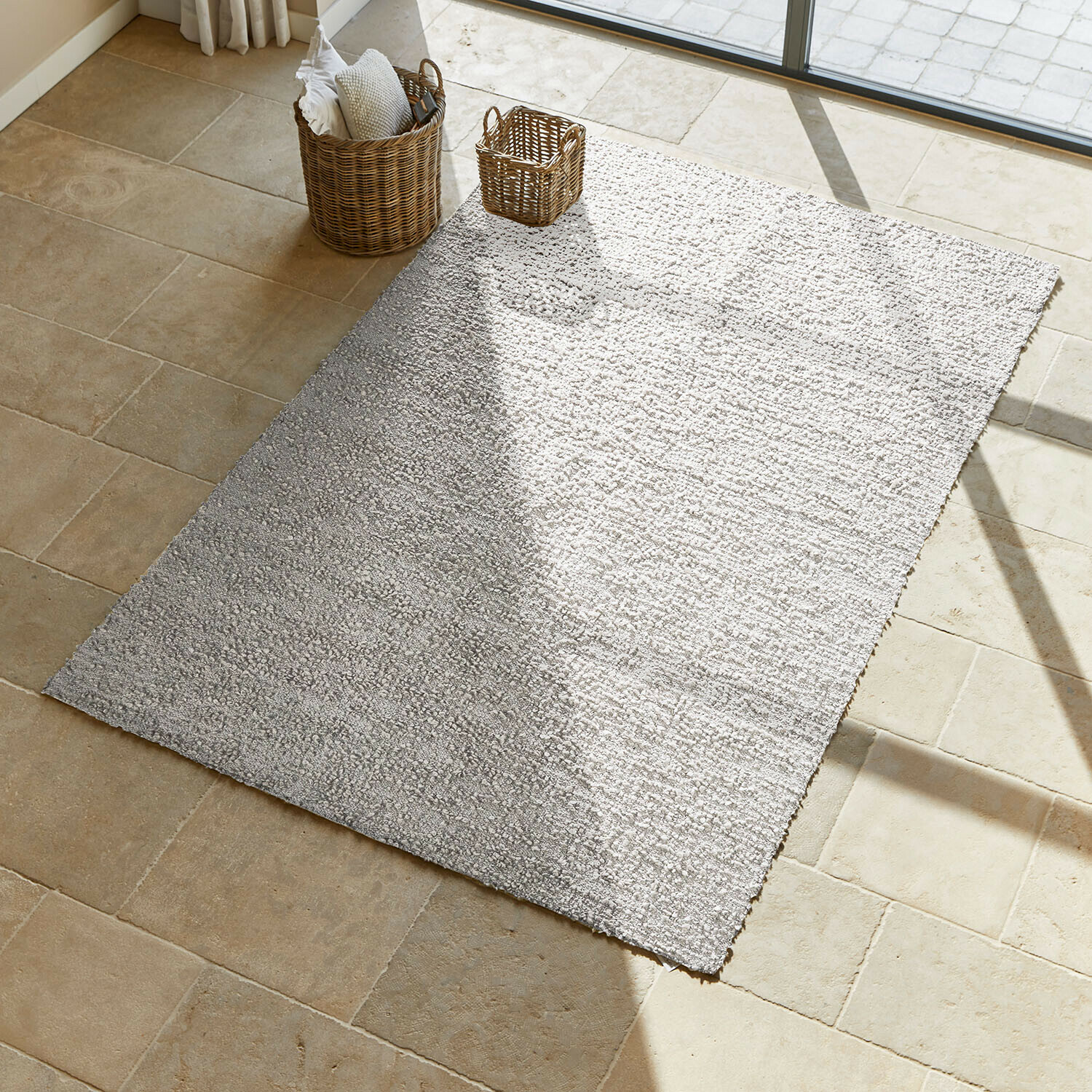 Vloerkleed Wodaha Lichtgrijs vloerkleed van zacht materiaal op beige vloer voor een gezellige sfeer