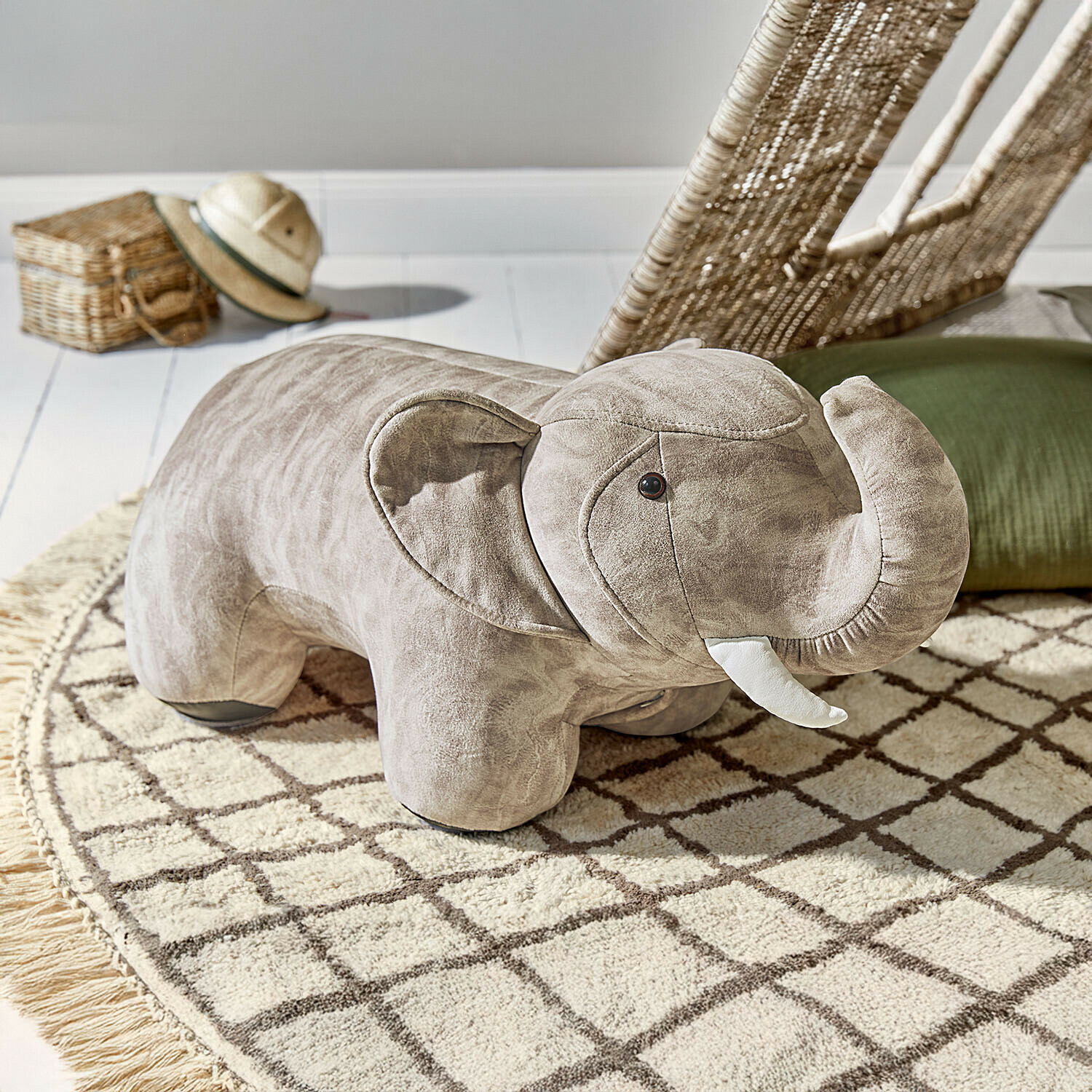 Zitdier Bellyboo Grijze pluchen kruk in olifantvorm op patroon vloerkleed in kinderkamer