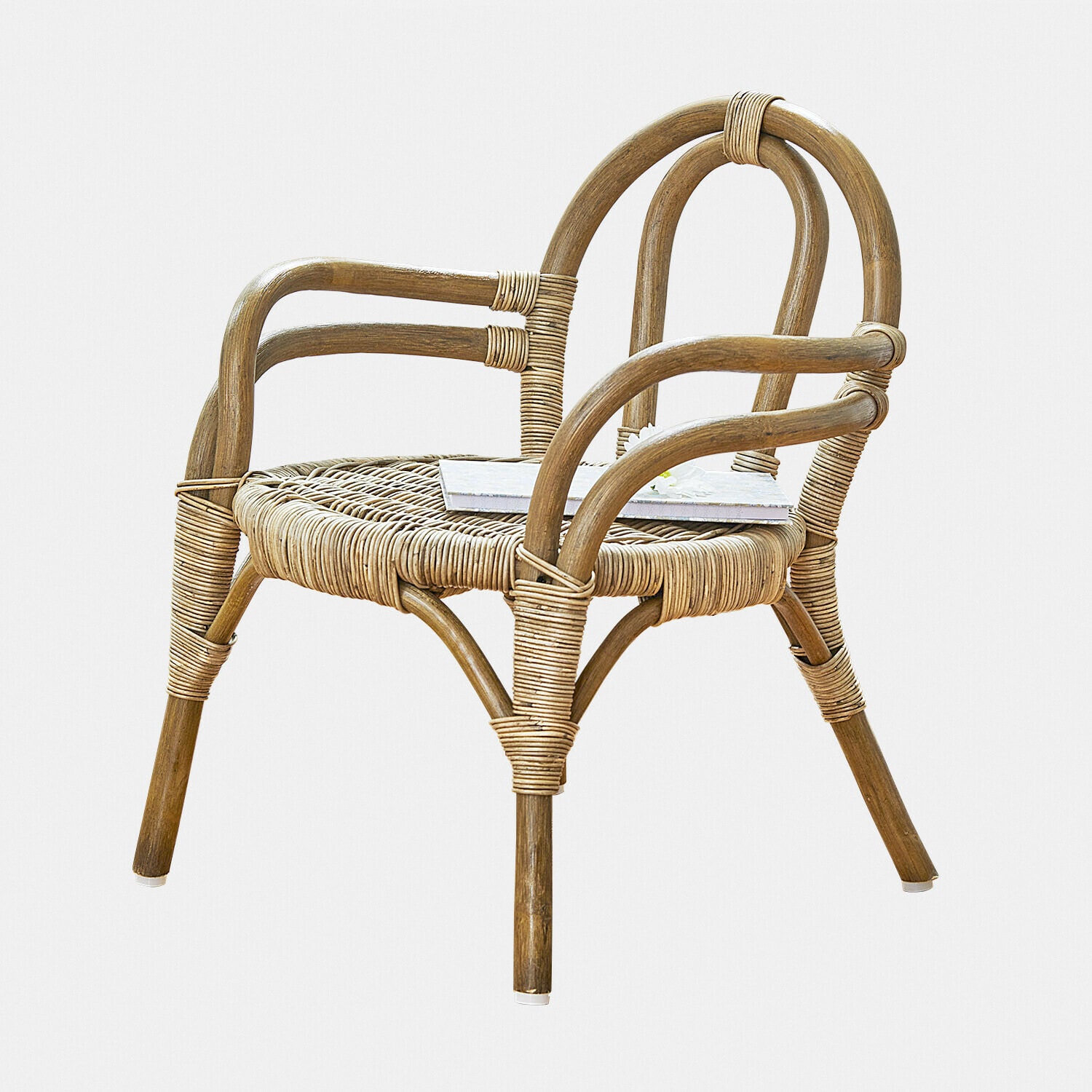 Kinderstoel van natuurlijk riet met rugleuning en armleuningen, licht meubel voor kinderkamer