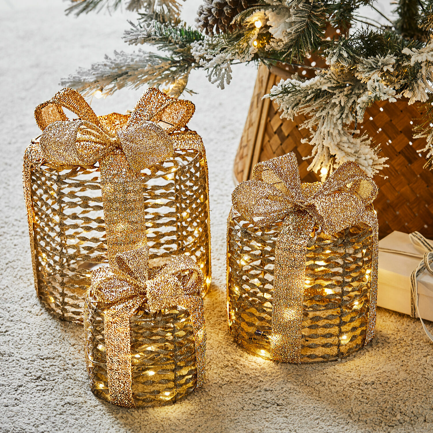 Set van drie gouden geschenkdecoraties van gaas met LED-lichtjes voor kerstversiering