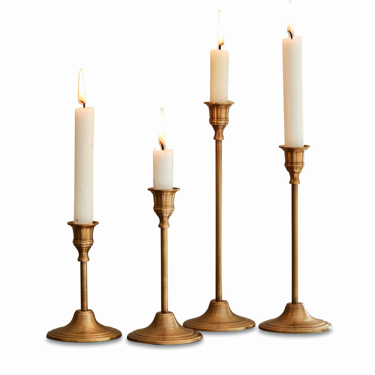 Kandelaar set van 4 Namoris Set van vier messing kandelaars met witte kaarsen in verschillende hoogtes, stijlvolle tafeldecoratie