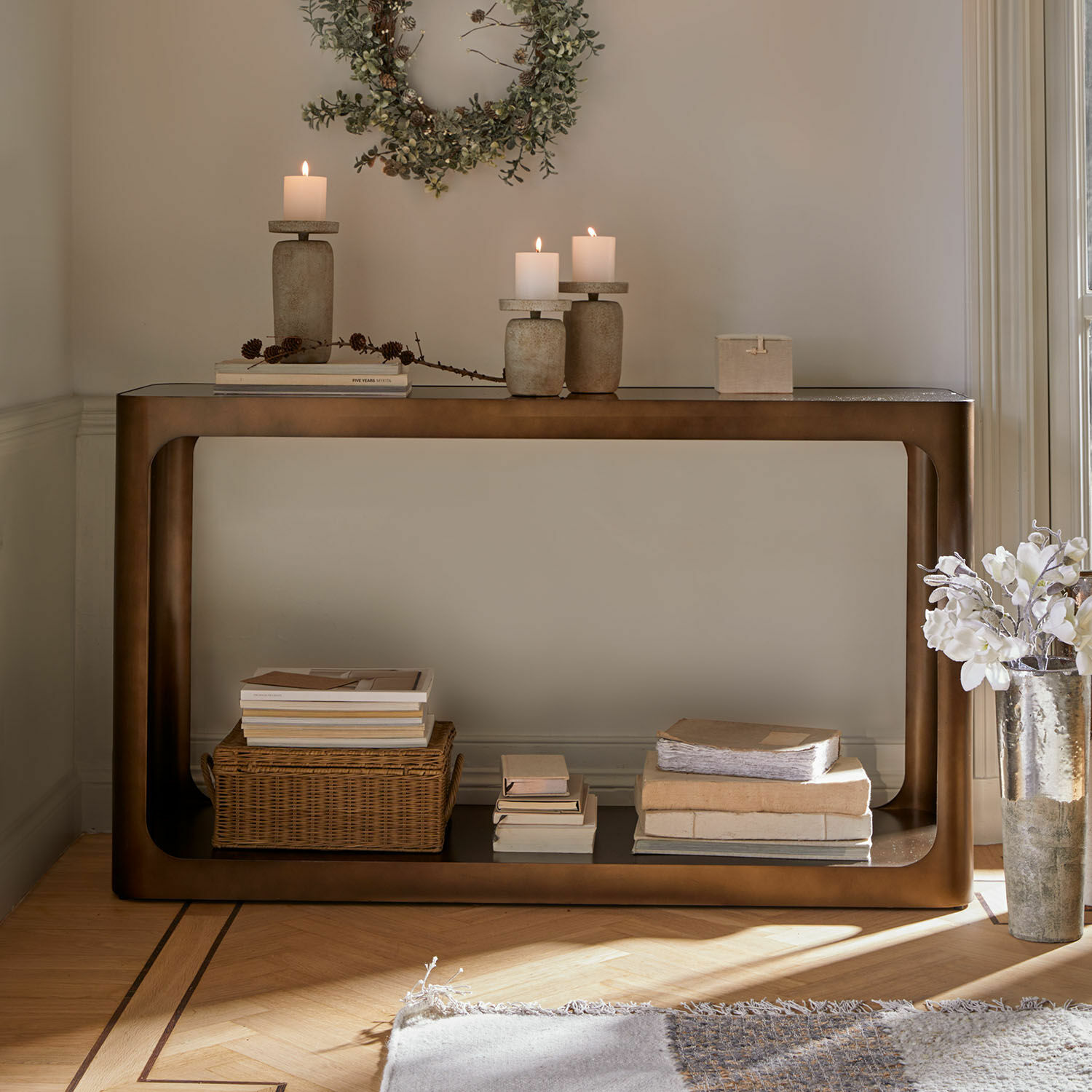 Bruine metalen sidetable met plank, versierd met kaarsen en boeken, modern meubel voor woonkamer