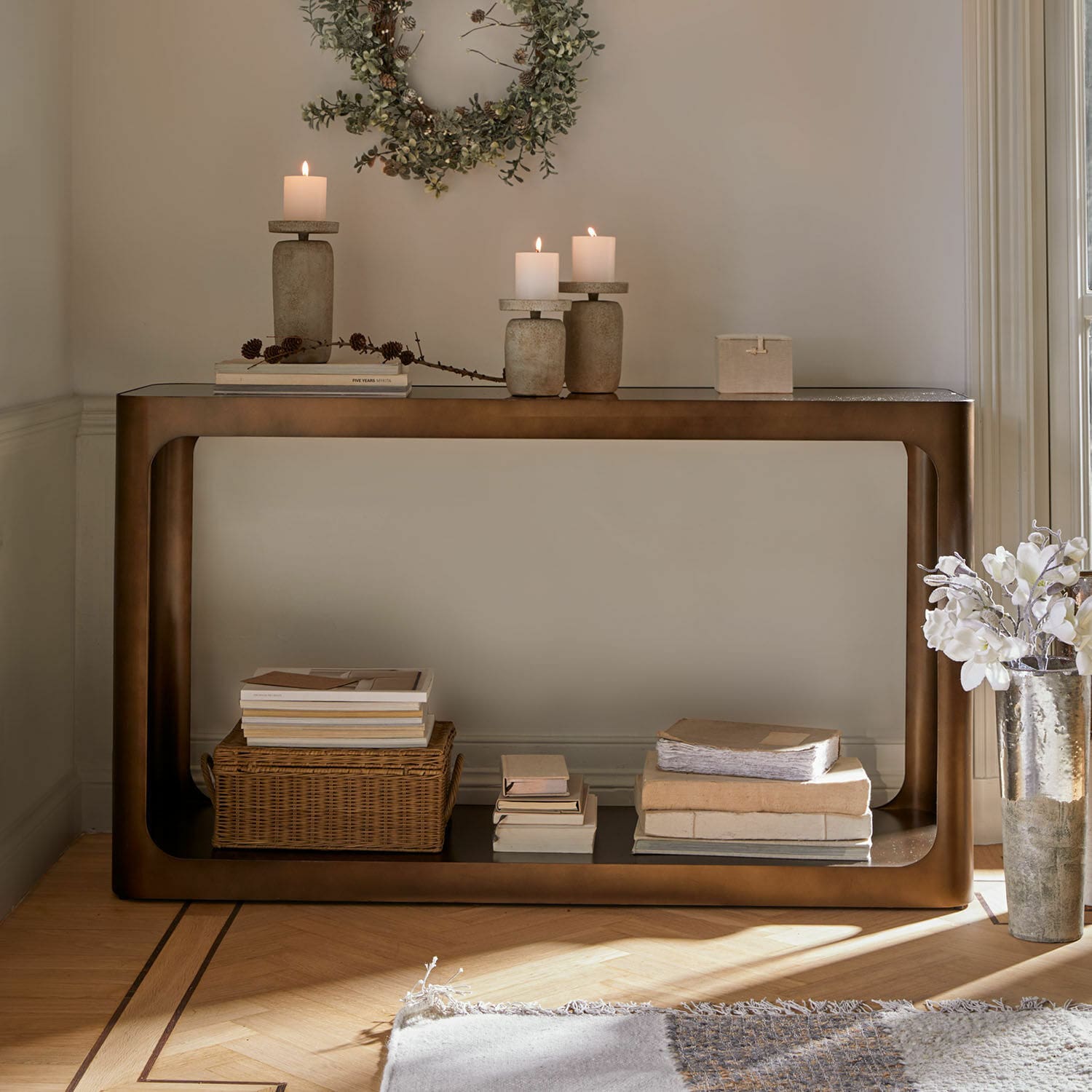 Wandtafel Bexington Bruine metalen sidetable met plank, versierd met kaarsen en boeken, modern meubel voor woonkamer