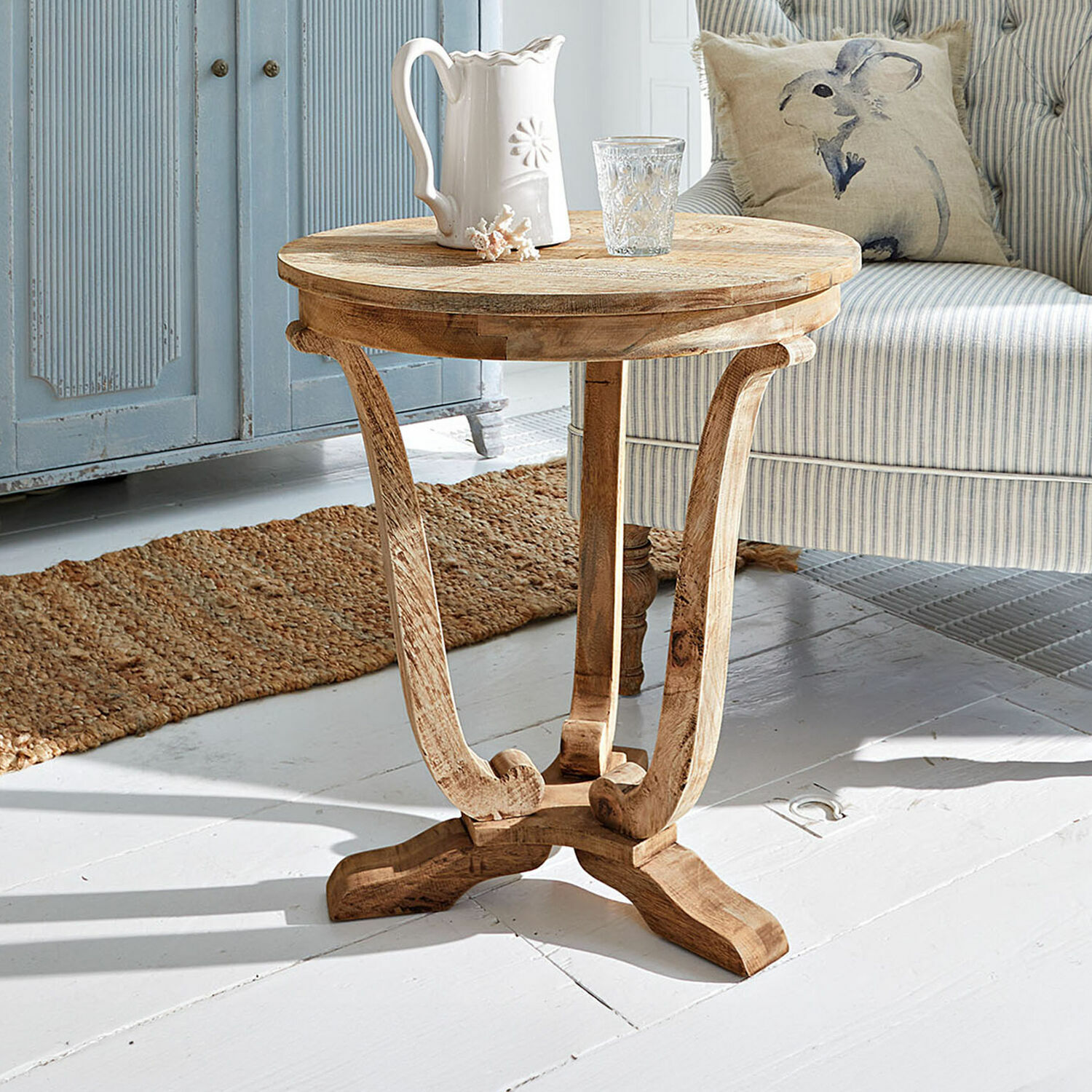 Ronde bijzettafel van mangohout in natuurlijke kleur, rustieke stijl, houten meubel voor woonkamer