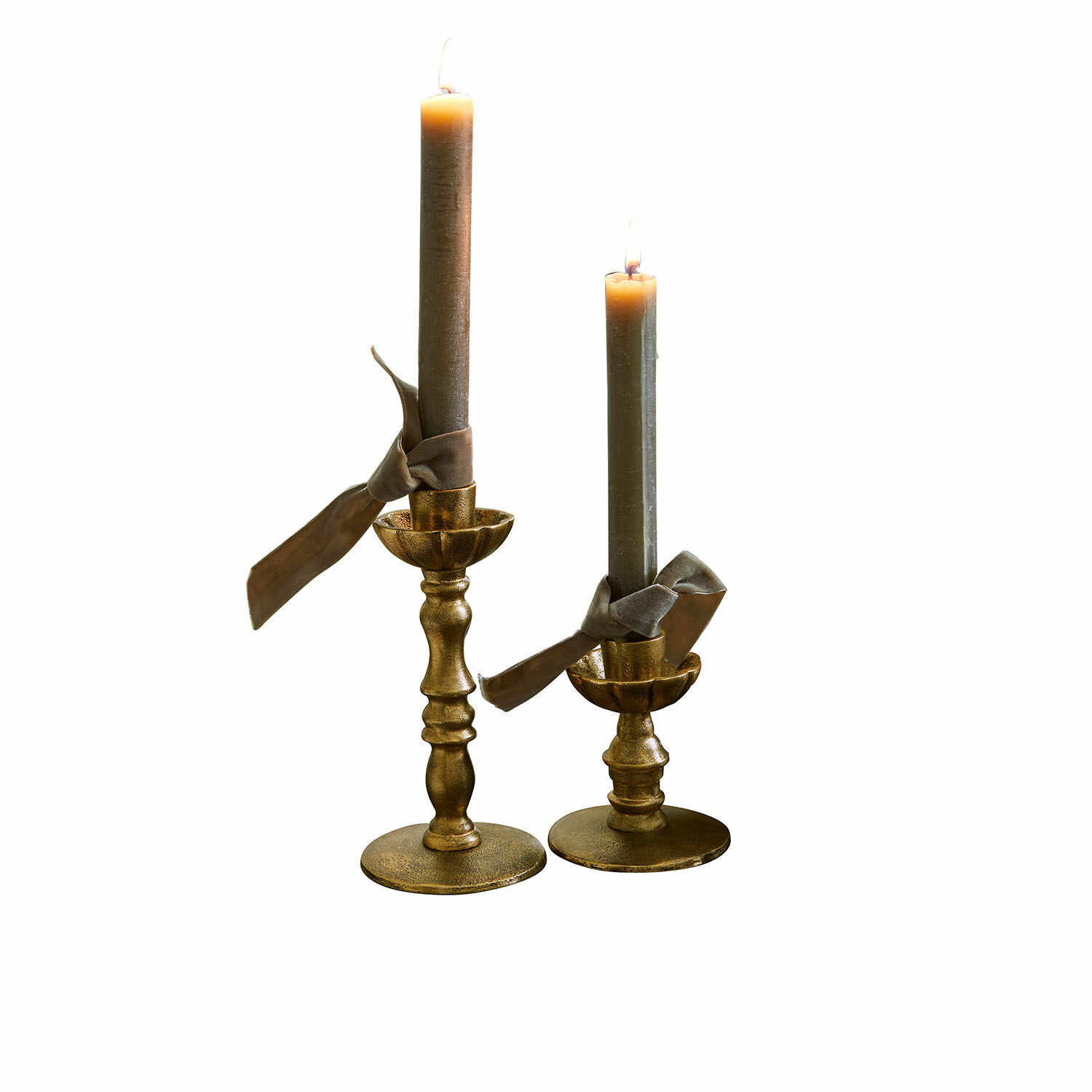 Kandelaar set van 2 Zalethar Set van twee gouden metalen kandelaars met grijze kaarsen en decoratieve linten