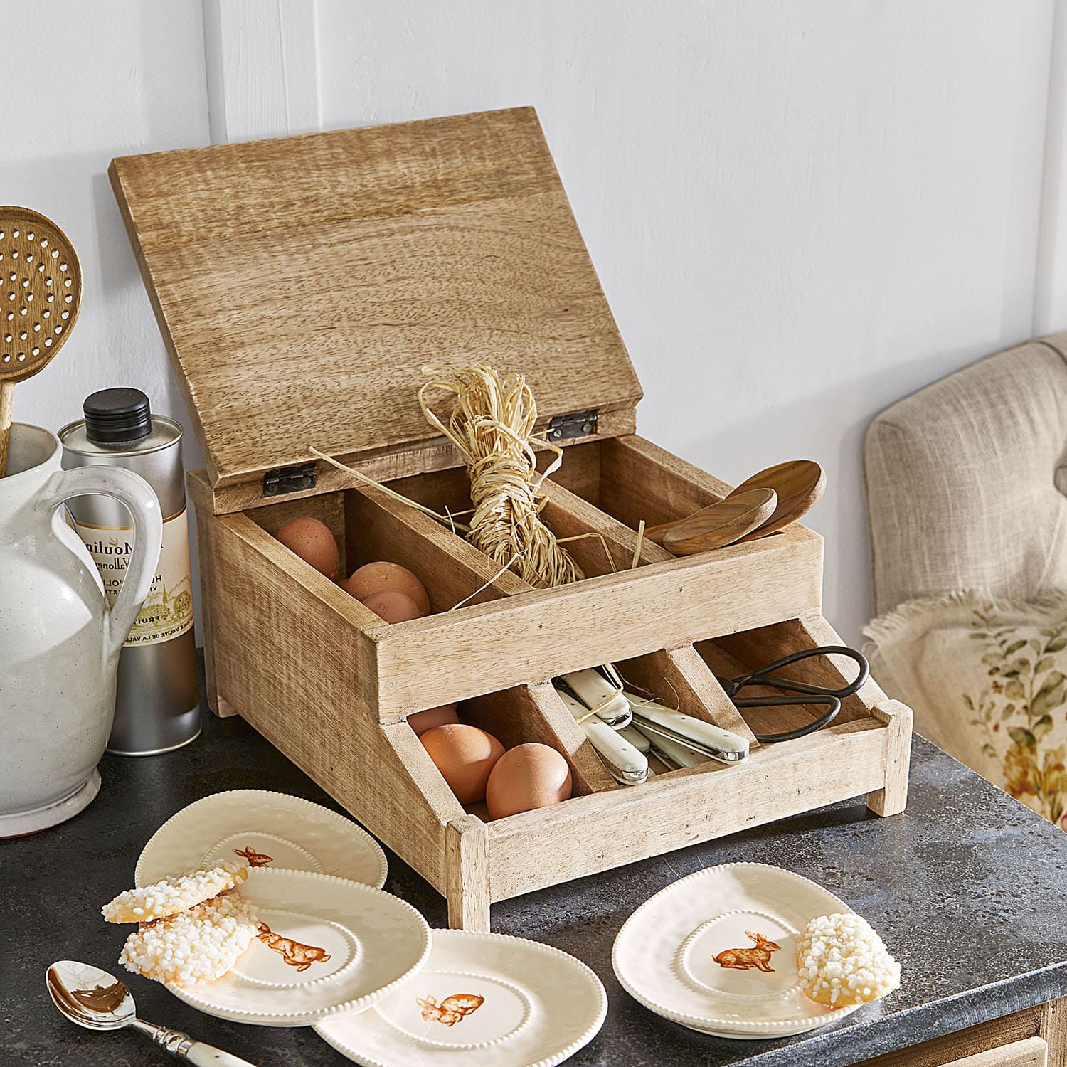Houten keukenbox met vakken voor eieren, bestek en lepels in natuurlijke houtkleur, praktisch opbergitem