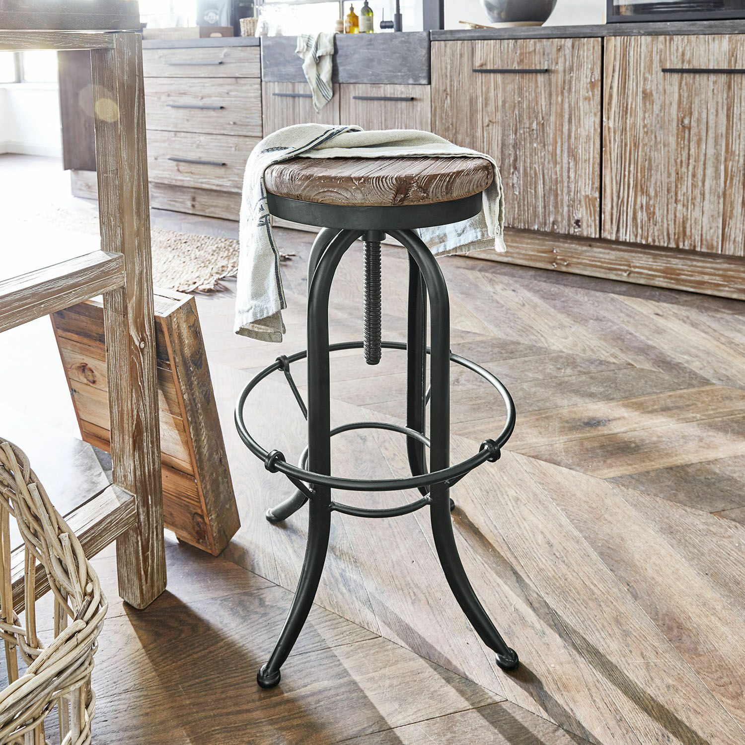 Barkruk met verstelbare houten zitting en zwart stalen frame in industriële stijl