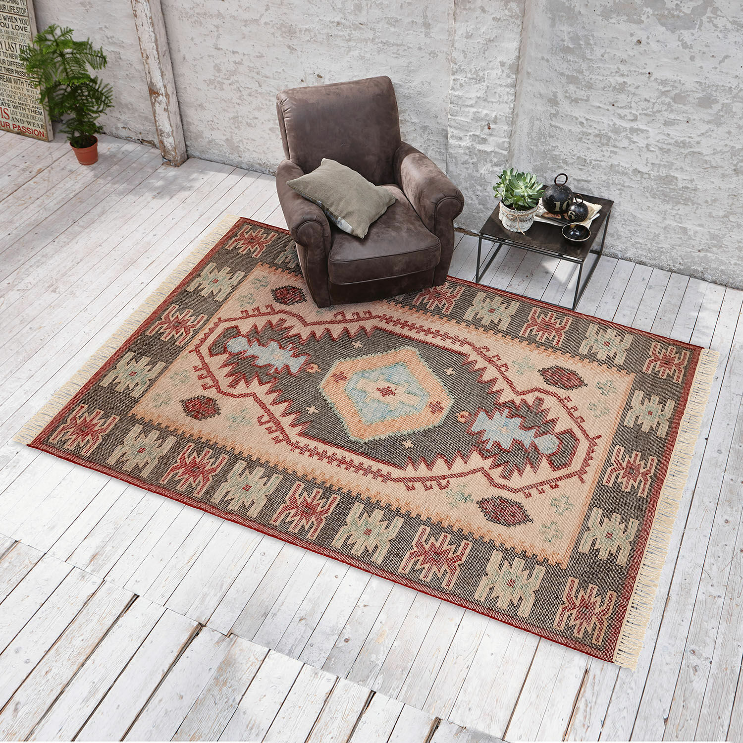 Vloerkleed met geometrisch patroon in warme beige en bruine tinten op lichte houten vloer