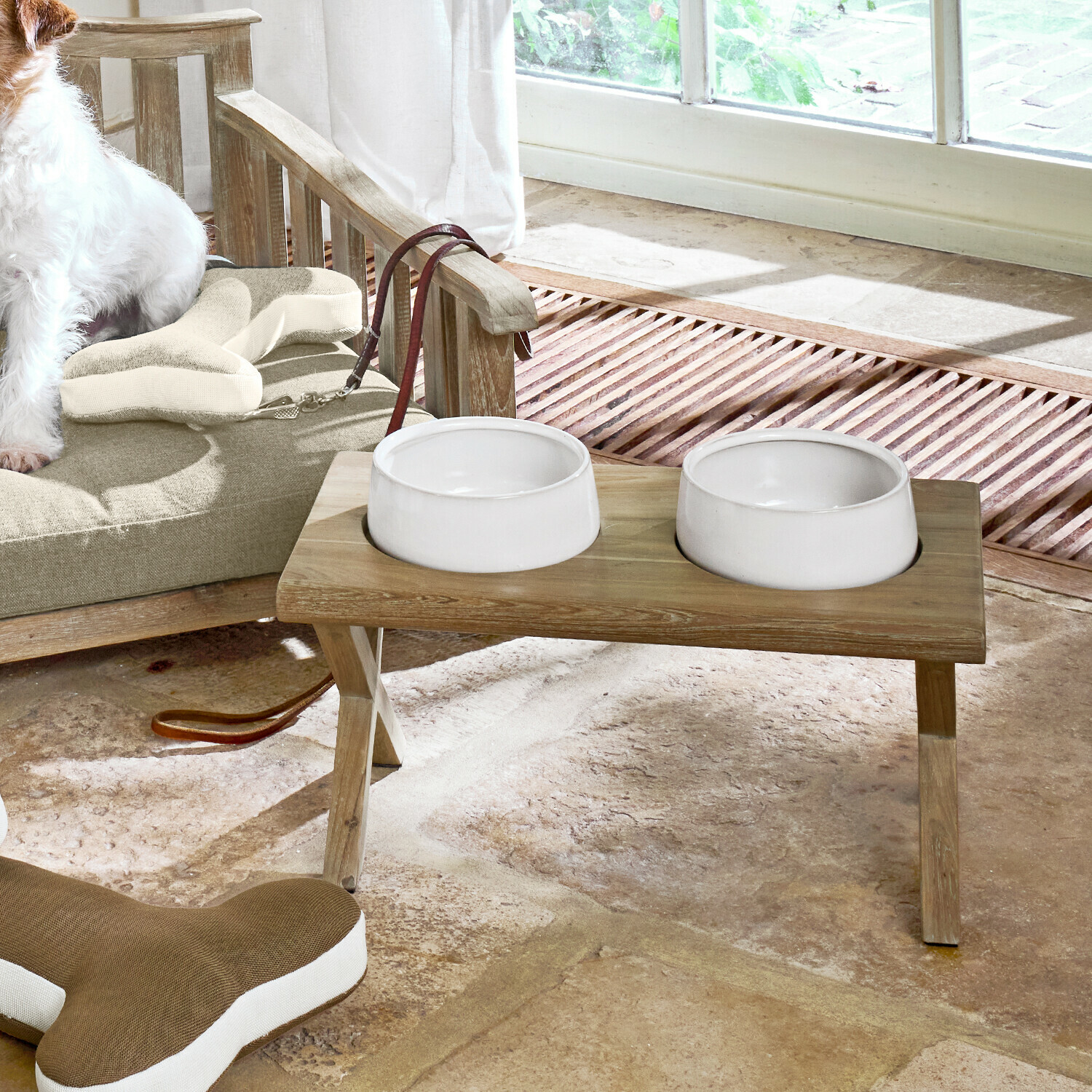 Dubbele keramische voerbak op houten standaard in natuurlijke kleur voor hondenvoer thuis